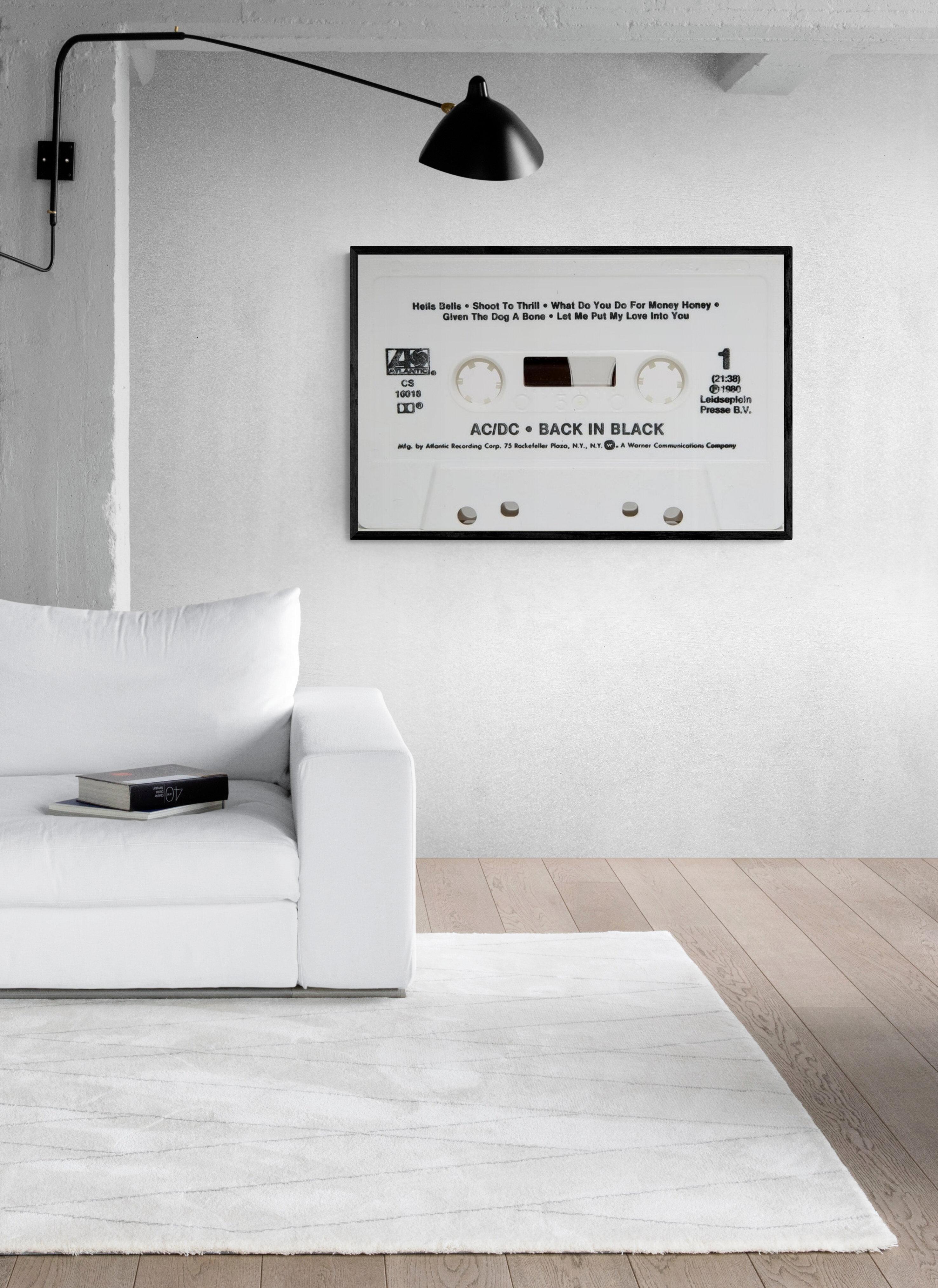 40x60 AC DC BACK IN BLACK Fotografie Cassette-Wandteppich Unsignierter Druck (Amerikanische Moderne), Print, von Destro
