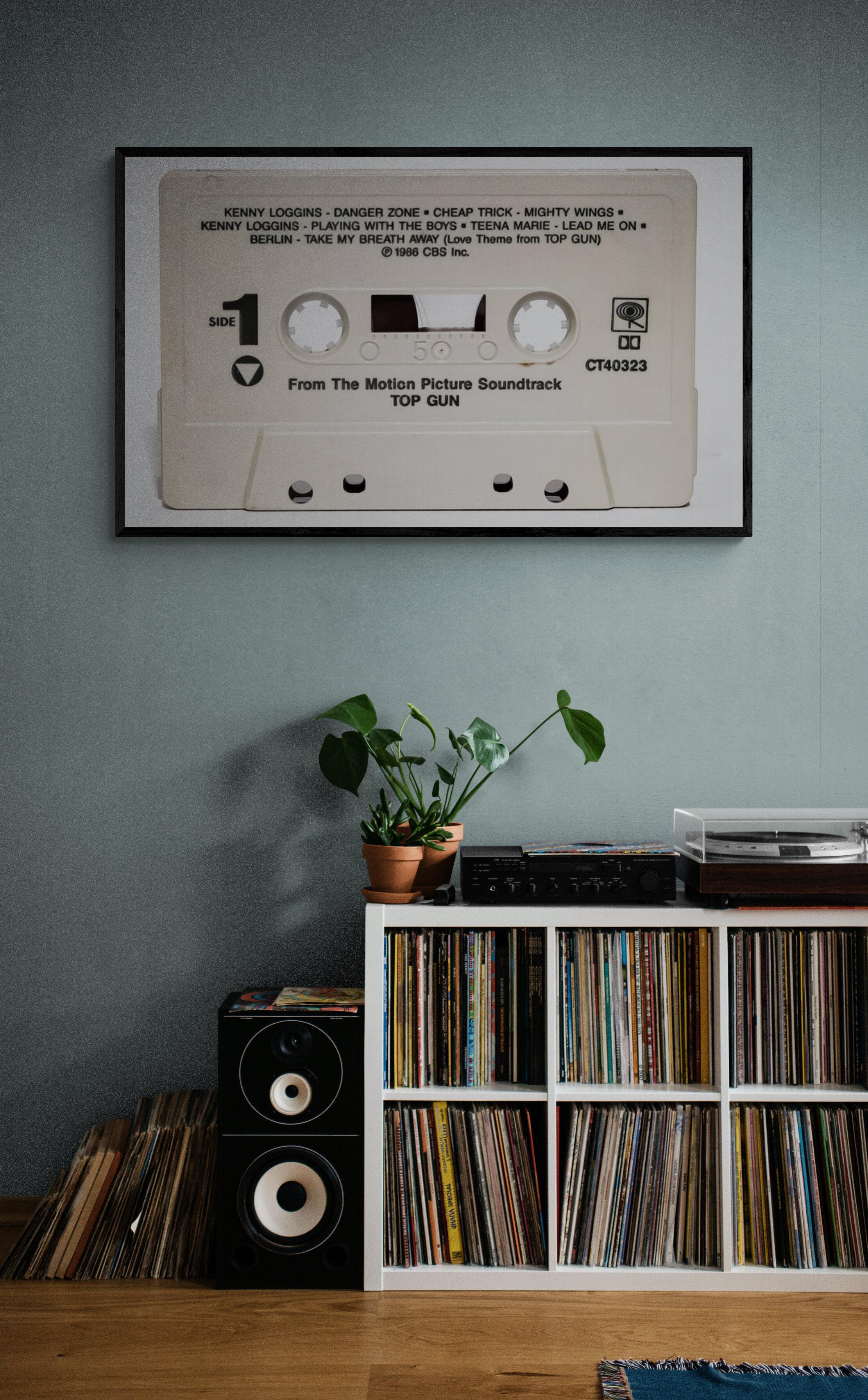 40x60 TOP GUN Banda sonora Cinta de casete Fotografía Fotografía Pop Art Sin firmar - Photograph moderno estadounidense de Destro