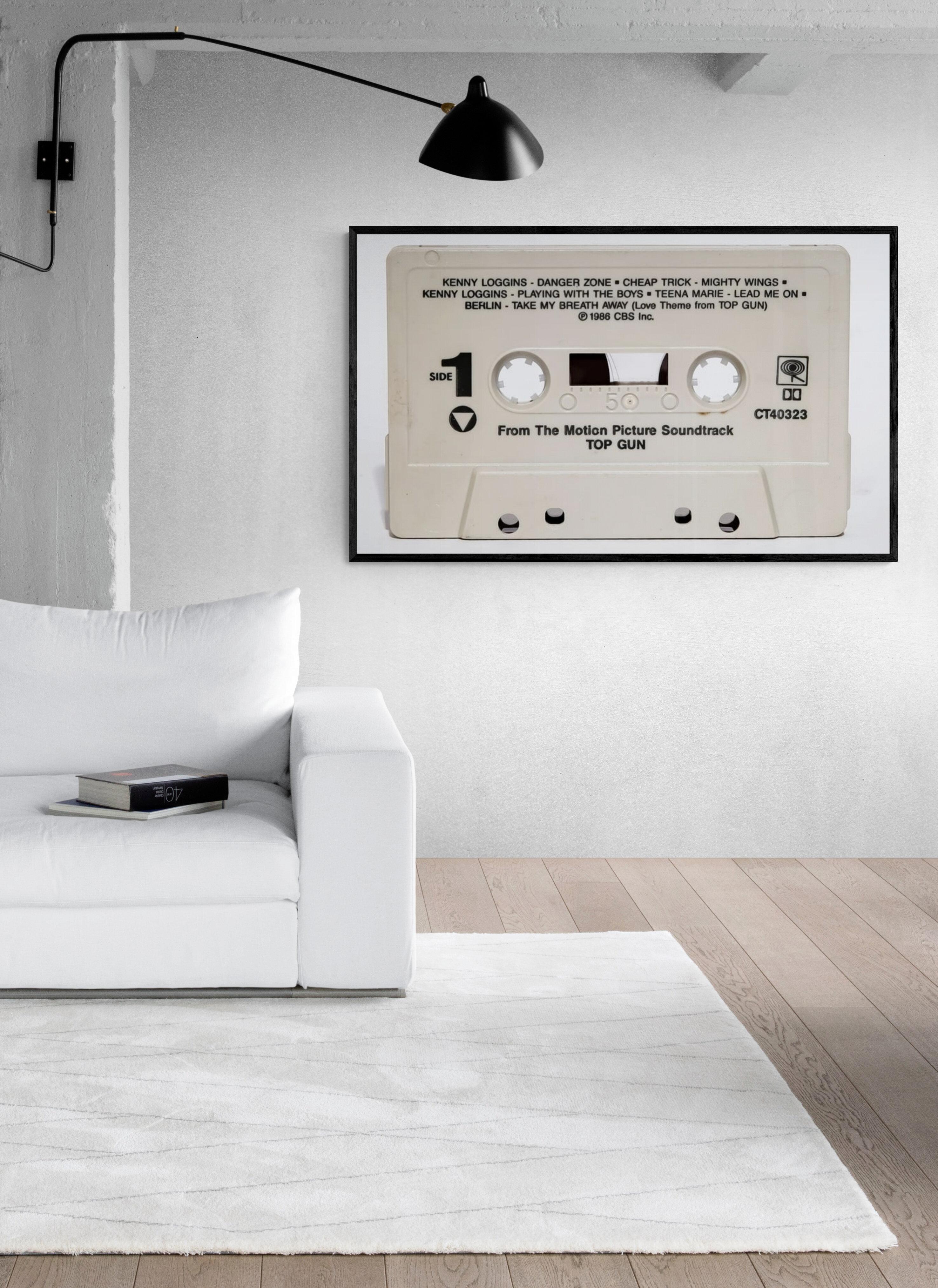 40x60 TOP GUN Banda sonora Cinta de casete Fotografía Fotografía Pop Art Sin firmar - Color Photograph Gris de Destro