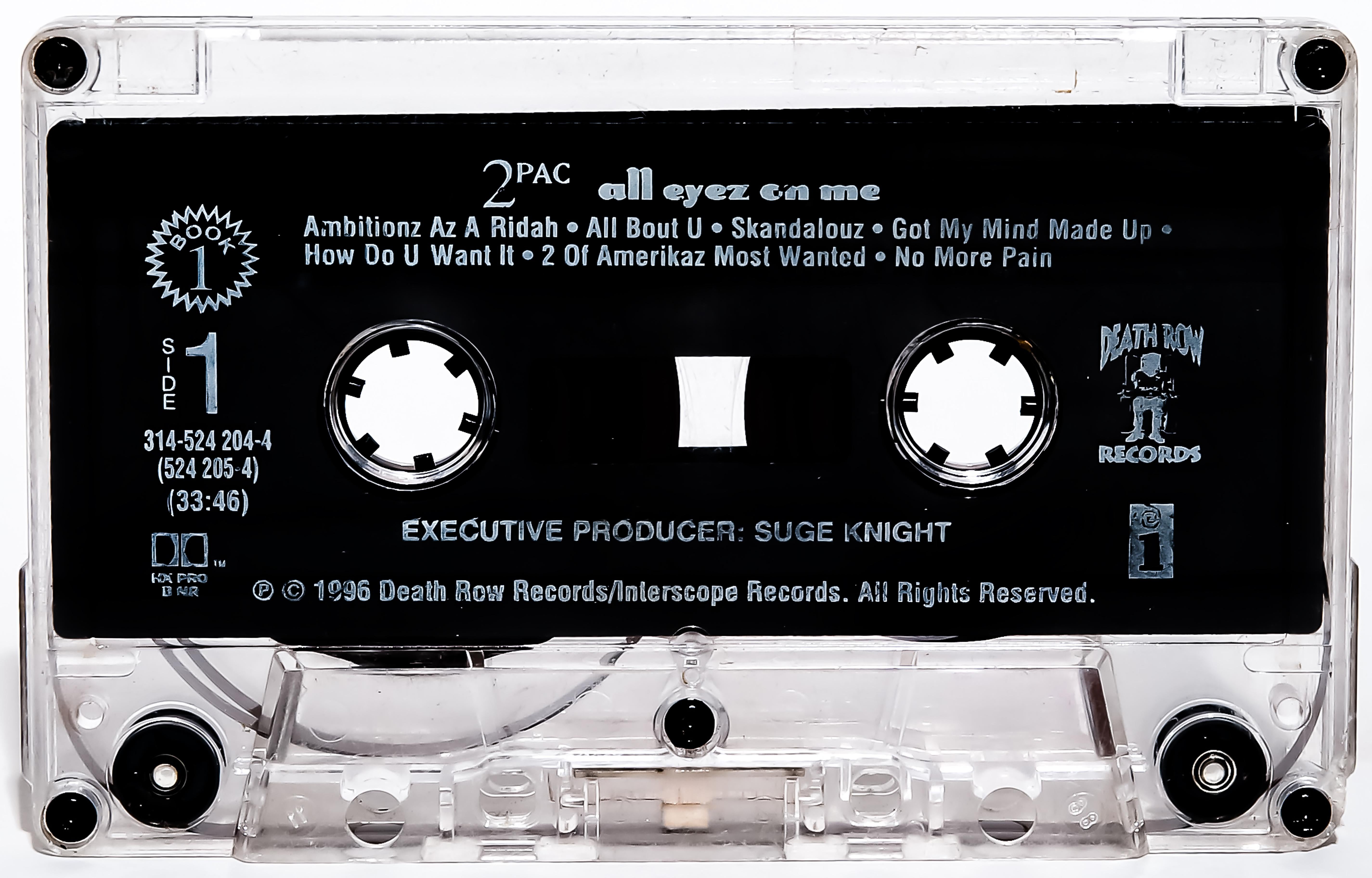 Ein zeitgenössisches Foto von 2Pacs kultigem "All eyez on me"-Kassettenband.
Dies ist die erste Veröffentlichung in der mit Spannung erwarteten Serie "The Music" von Pop Artists Destro
Diese kultigen Bänder sind mehr als nur zeitlos geworden  Musik.