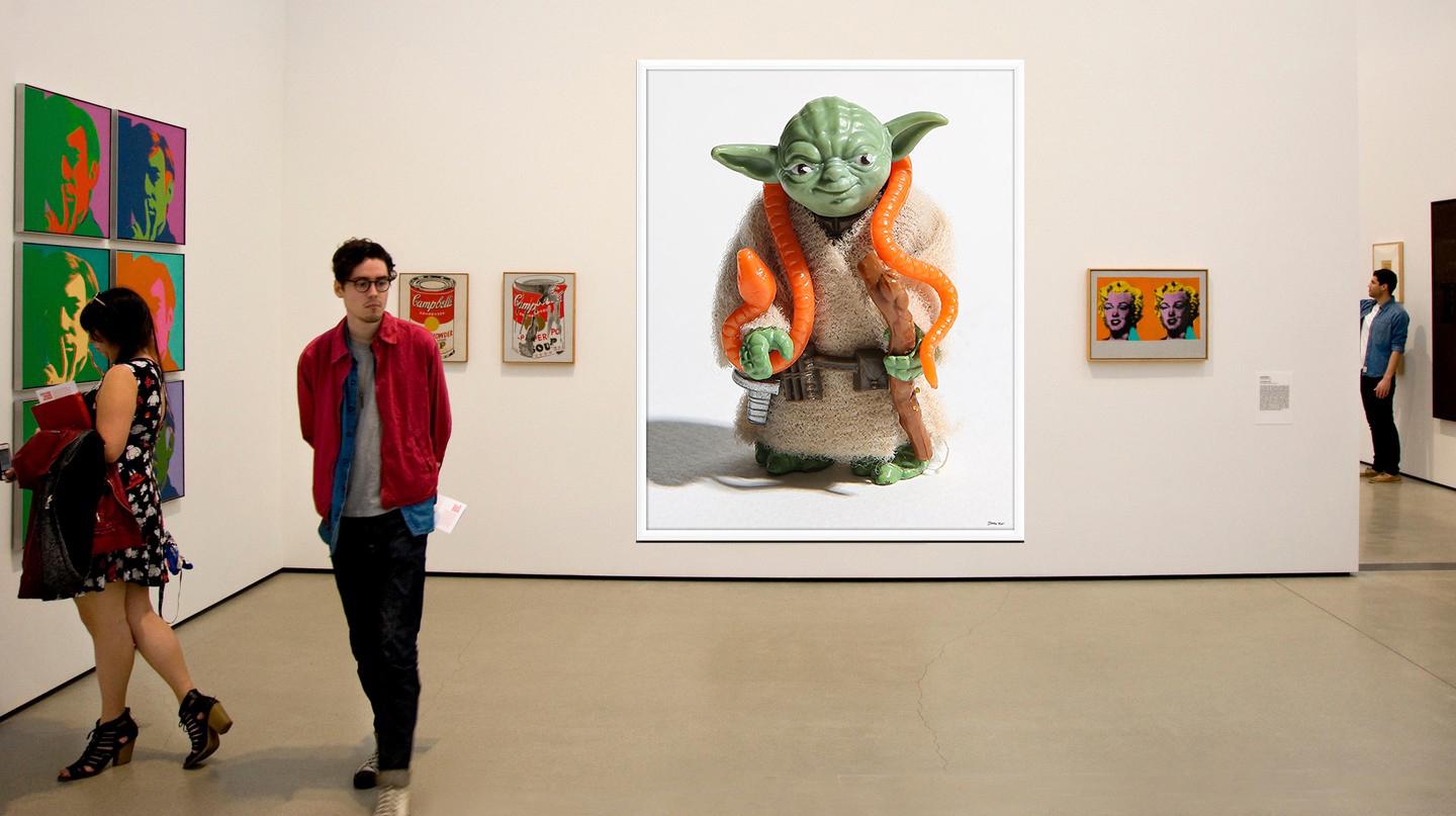 60x45 Yoda  Star Wars, Giocattolo, Fotografia Arte Pop Art Kenner Toys Fotografia - Still-Life Photograph Beige di Destro