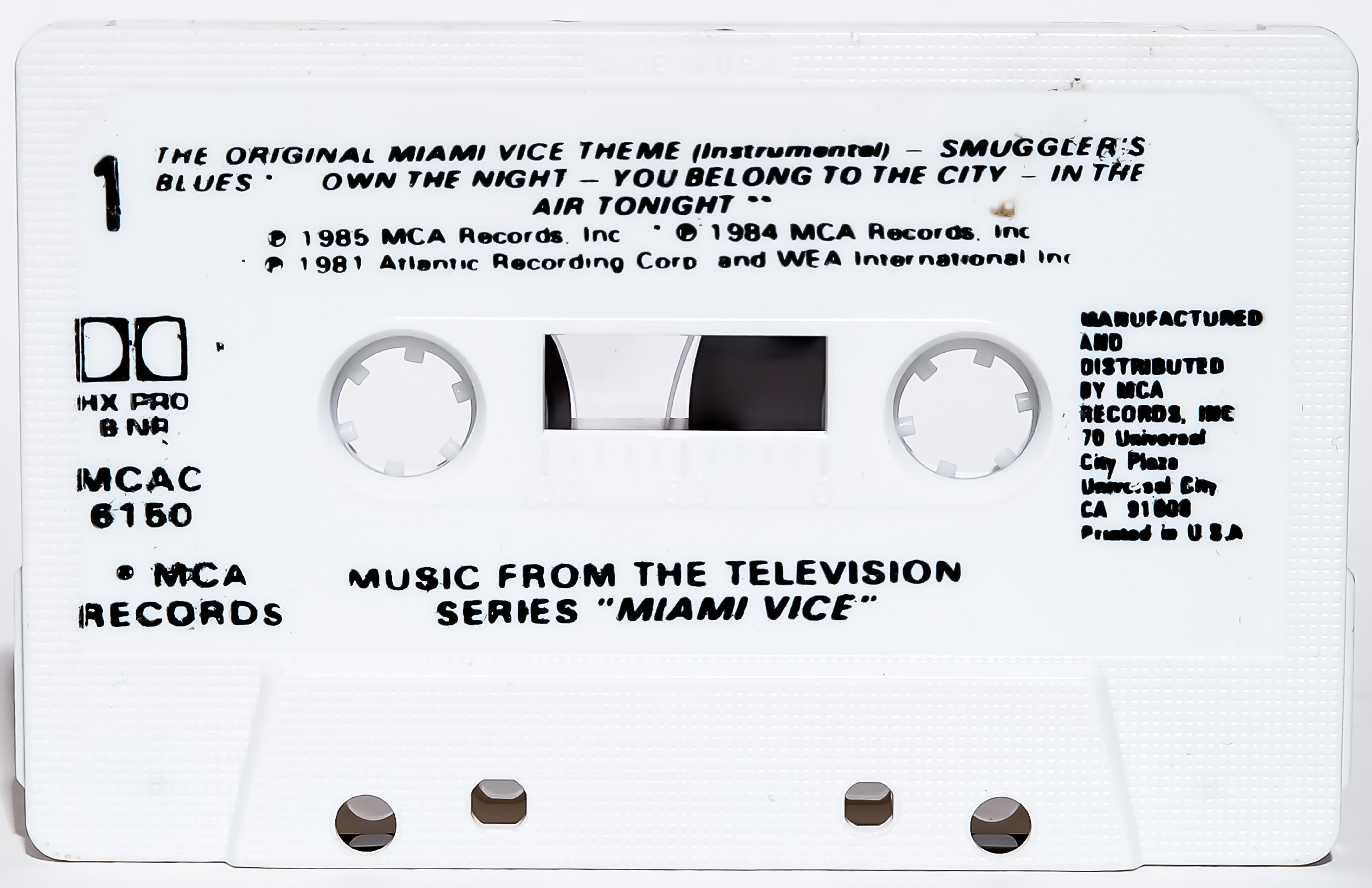 Ein zeitgenössisches Foto der kultigen "Miami Vice"-Soundtrackkassette.
Dies ist die erste Veröffentlichung in der mit Spannung erwarteten Serie "The Music" von Pop Artists Destro
Diese kultigen Bänder sind mehr als nur zeitlos geworden  Musik. Sie