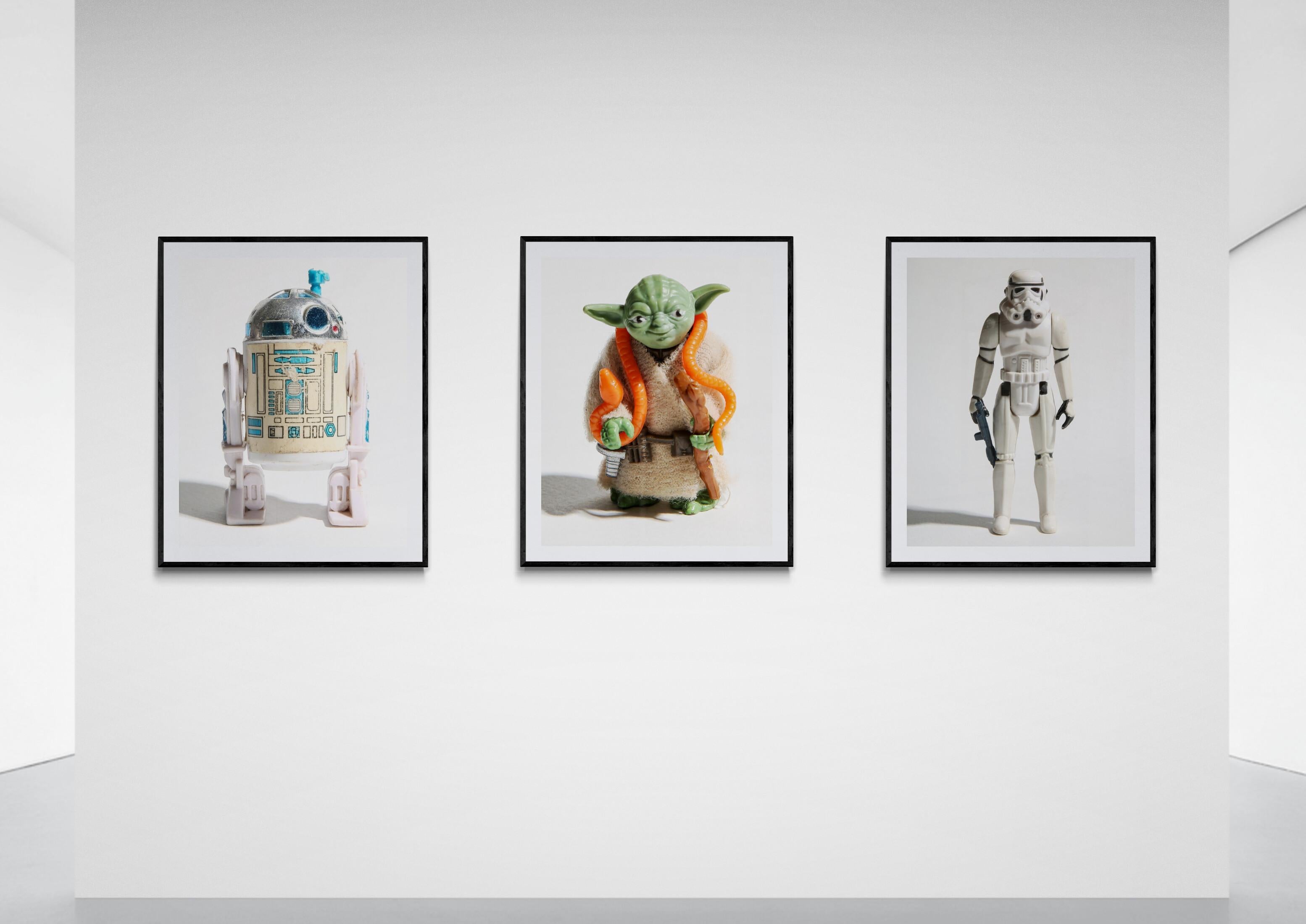 R2D2 30x40 Primera Edición , Star Wars, Fotografía Pop Art,  Película, Firmado - Still-Life Photograph Gris de Destro