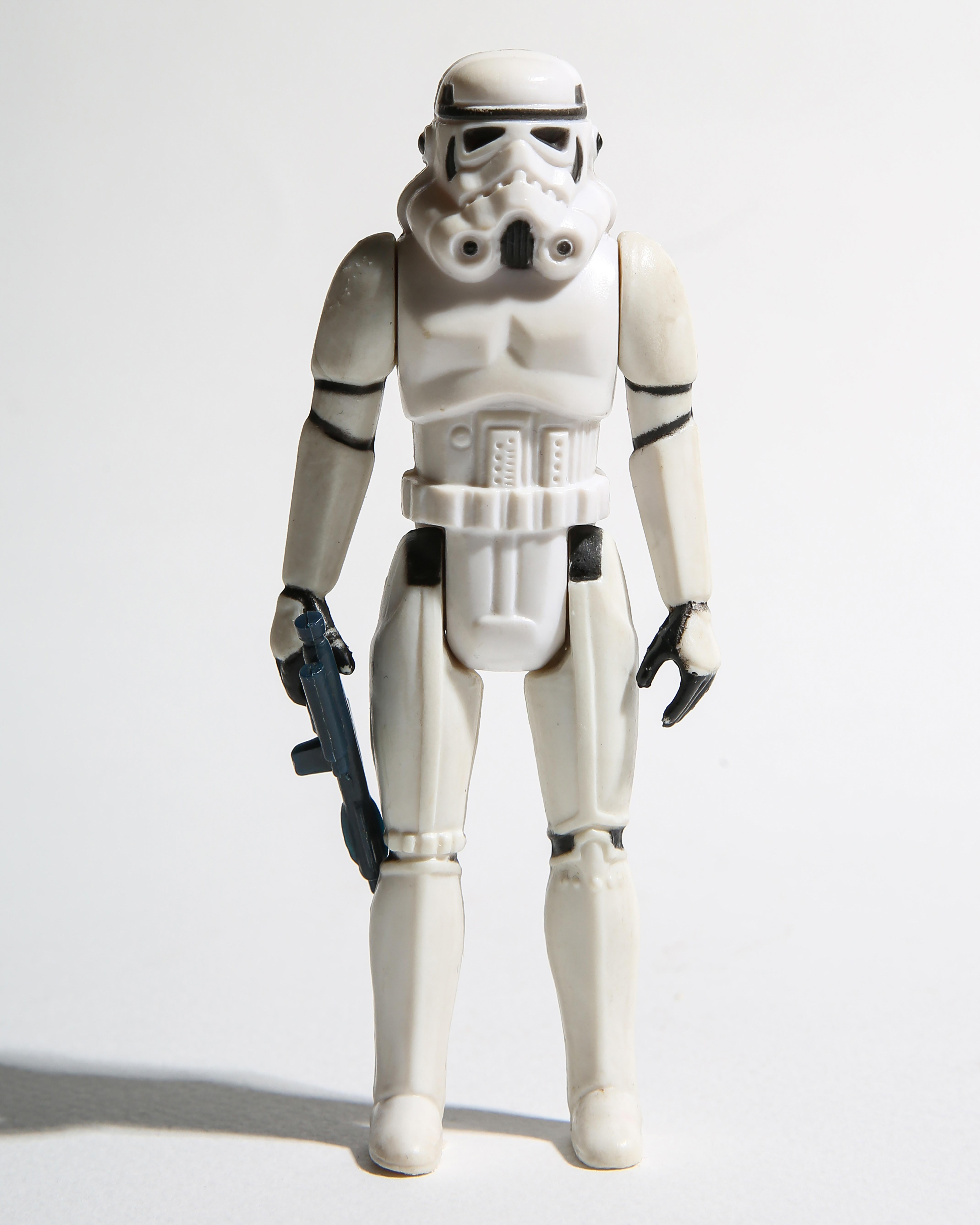 Destro Still-Life Photograph – Stormtrooper   24x30 Star Wars, 70er-Jahre Spielzeug, Fotografie Kunst Pop-Spielzeug Fotografie