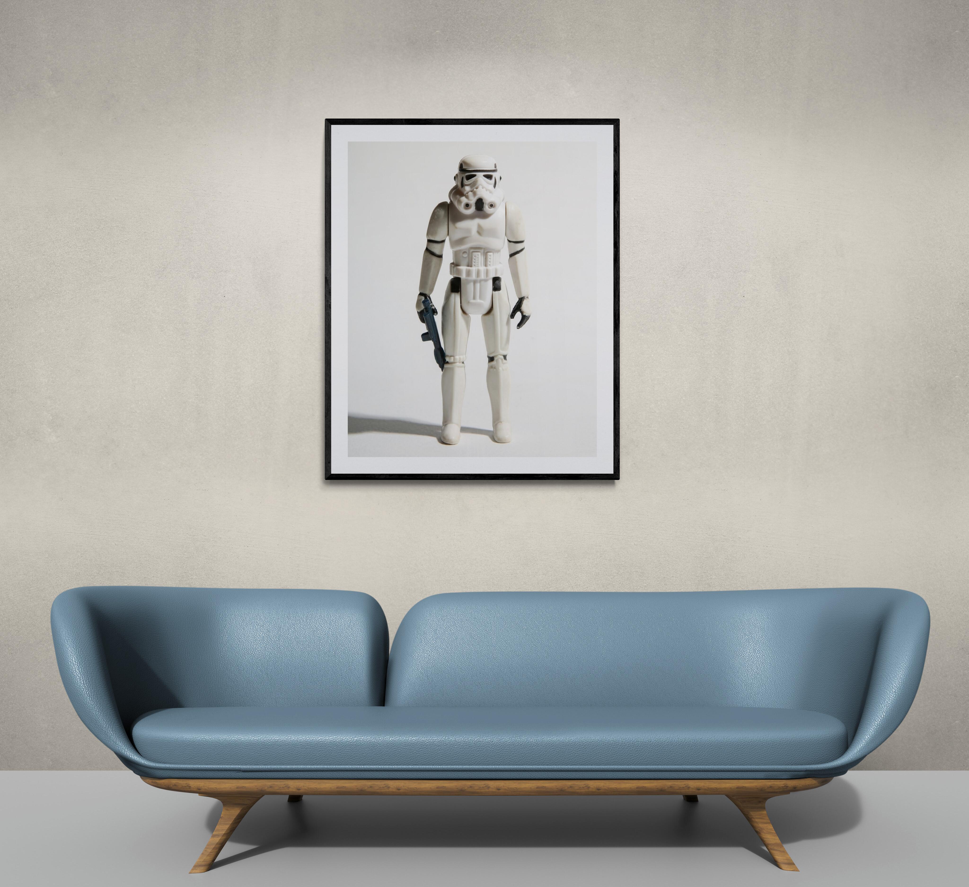 Esta es una impresión fotográfica pop art del juguete Stormtrooper original de Kenner.
 