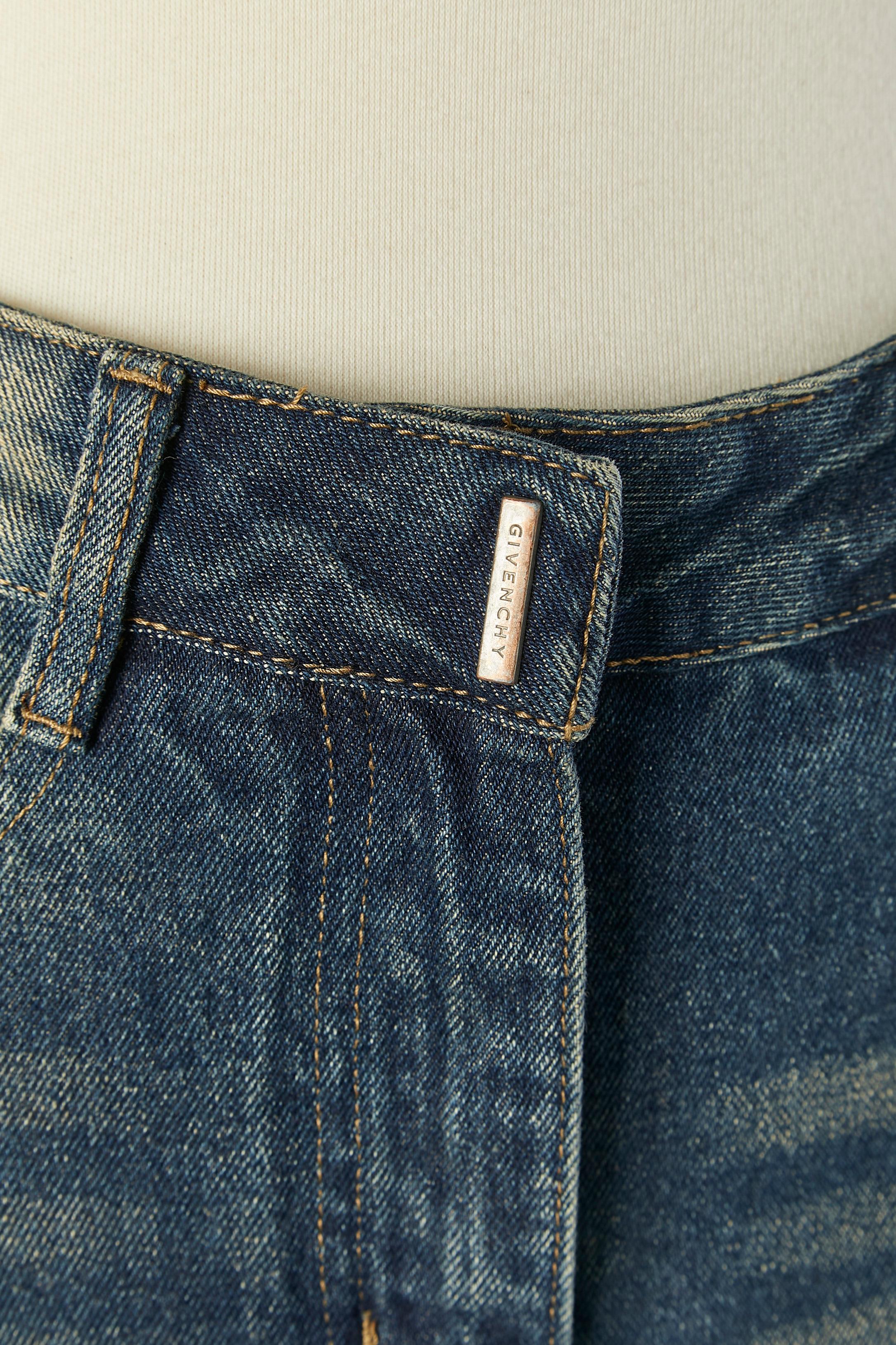 Destroy denim skirt . Hook&eye and zip closure on the top middle front. Pocket on both side and 2 on the back. Small split on both side + one on the middle back, lenght = 30cm
The brand tag and fabric composition tag has been cut 
SIZE 38 (Fr) M 