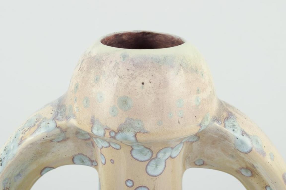 Desvres Fourmaintraux Delassus, Francia.
Vaso in ceramica Art Nouveau con manici. Smalto di cristallo.  
Smalto giallo ocra.  
Circa anni '30.  
Contrassegnato.  
In ottime condizioni, con minime e insignificanti imperfezioni di cottura dovute alla