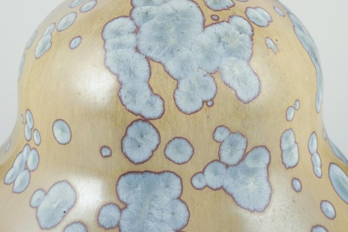 Metà XX secolo Desvres Fourmaintraux Delassus, Francia. Vaso in ceramica Art Nouveau con manici. in vendita