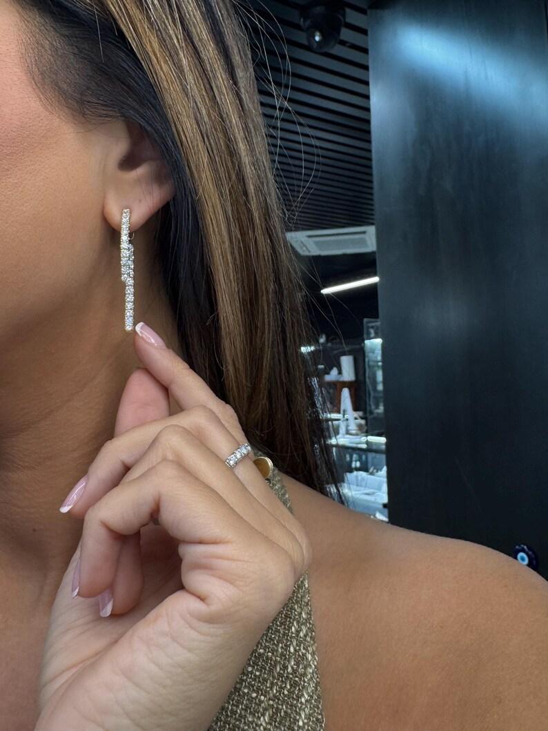 Boucles d'oreilles pendantes en or jaune 14 carats présentant un motif de courbe en diamant contenant 44 brillants ronds pesant 3,95 carats, 7,7 grammes. 
Couleur F-G
Clarté VS1-VS2

Plus de bijoux de mode en stock
Message pour photos et