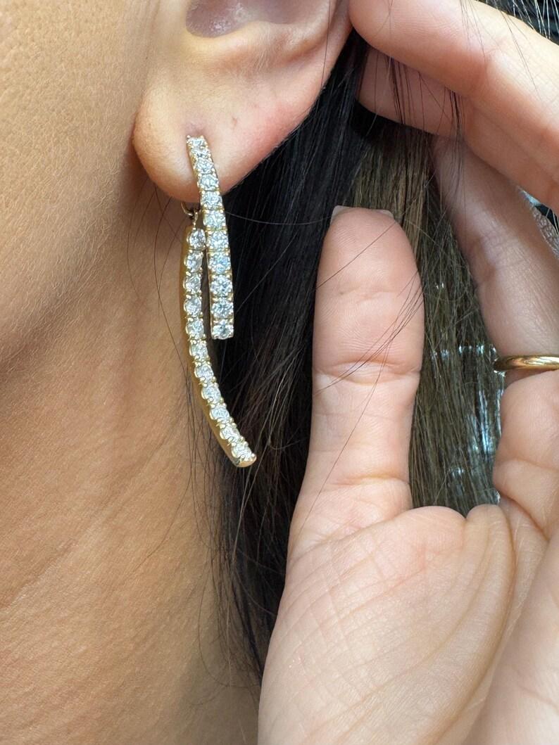 Boucles d'oreilles pendantes détachables en or jaune 14 carats avec diamants courbes en vente 1