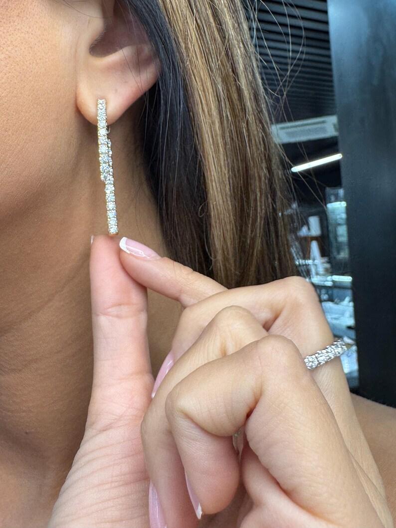 Boucles d'oreilles pendantes détachables en or jaune 14 carats avec diamants courbes en vente 2