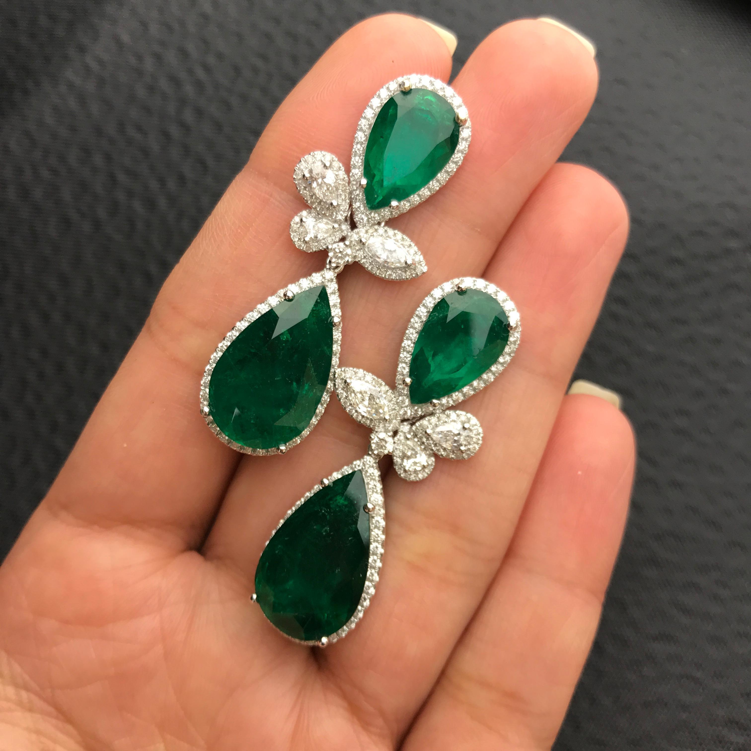 Detachable Pear Shape Colombian Emerald and Diamond Dangling Earring In New Condition In Bangkok, Thailand
