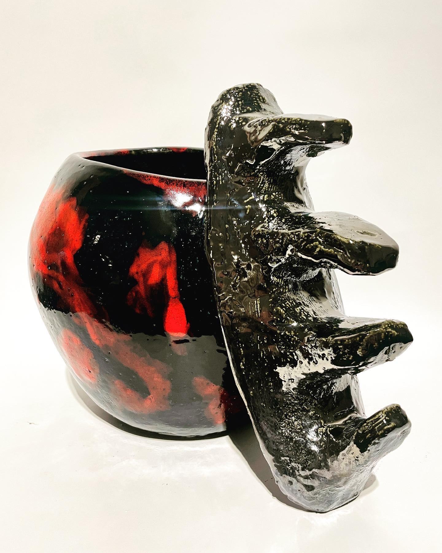 Die Detached Knuckler Blumenvase, in diffusem China Rot / Raven und Broken Silver, für Ihre Lieblingsblume/Pflanze oder als Vase/Objekt d'Art oder Skulptur. Nachhaltig hergestellt aus 100% recyceltem Steingut und 100% bleifreier Glasur, vom Künstler
