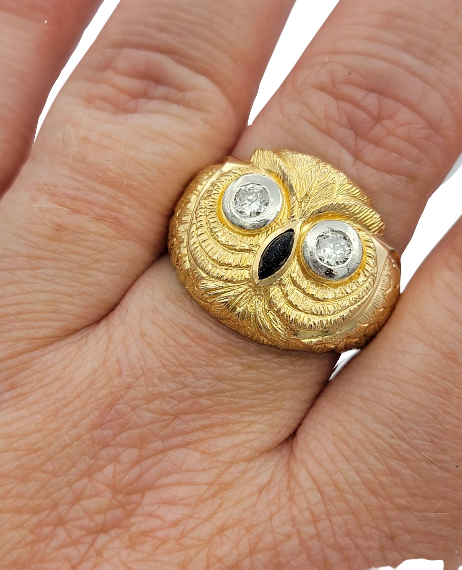 Bague cocktail détaillée en or jaune 18 carats à motif hibou avec yeux ronds de diamants en vente 4