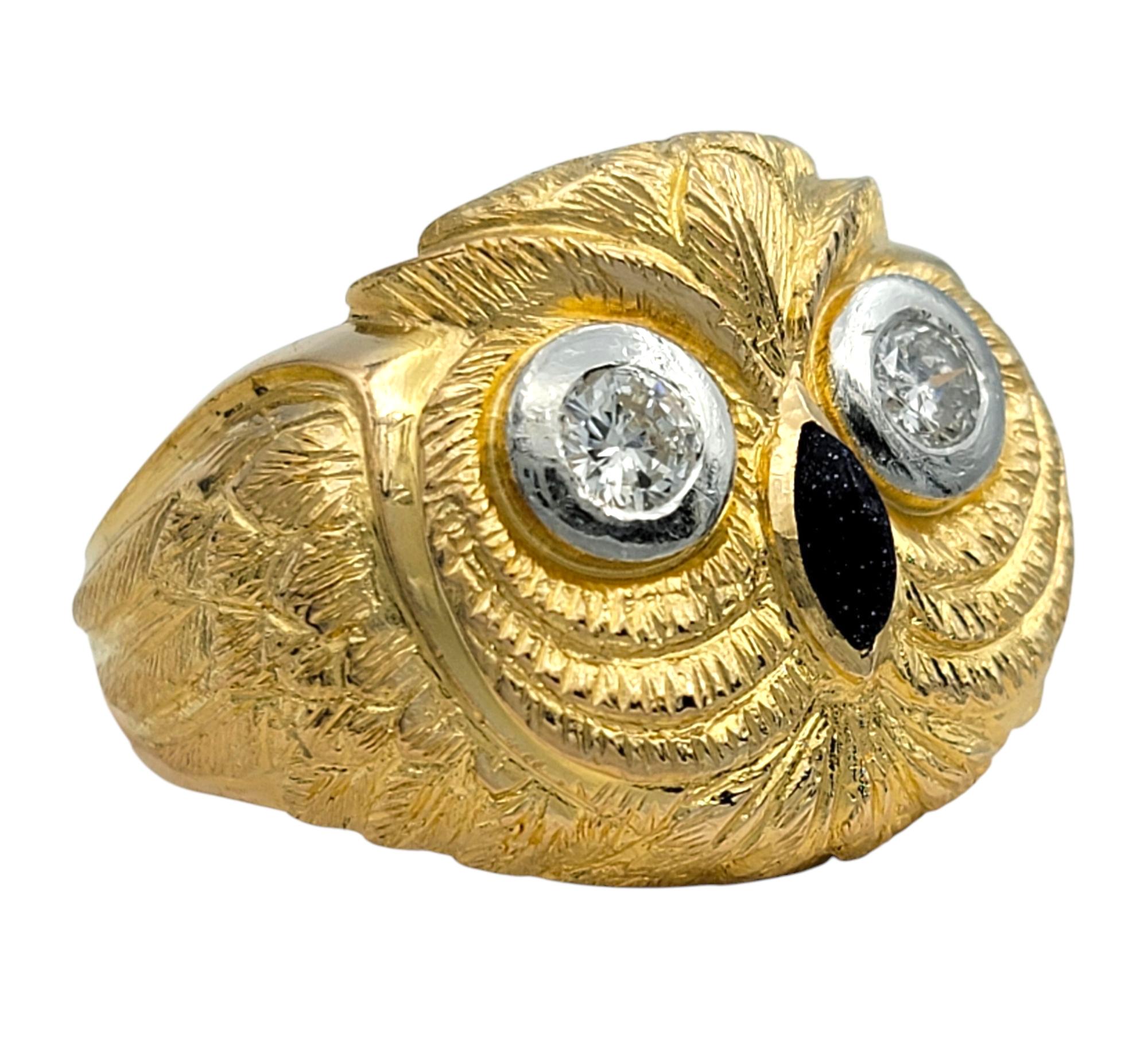 Taille de l'anneau : 9.75

Réalisée en luxueux or jaune 18 carats, cette bague hibou unique est pleine de personnalité et de détails. Les yeux du hibou sont formés par deux diamants ronds de taille brillant, soigneusement sertis en chaton pour