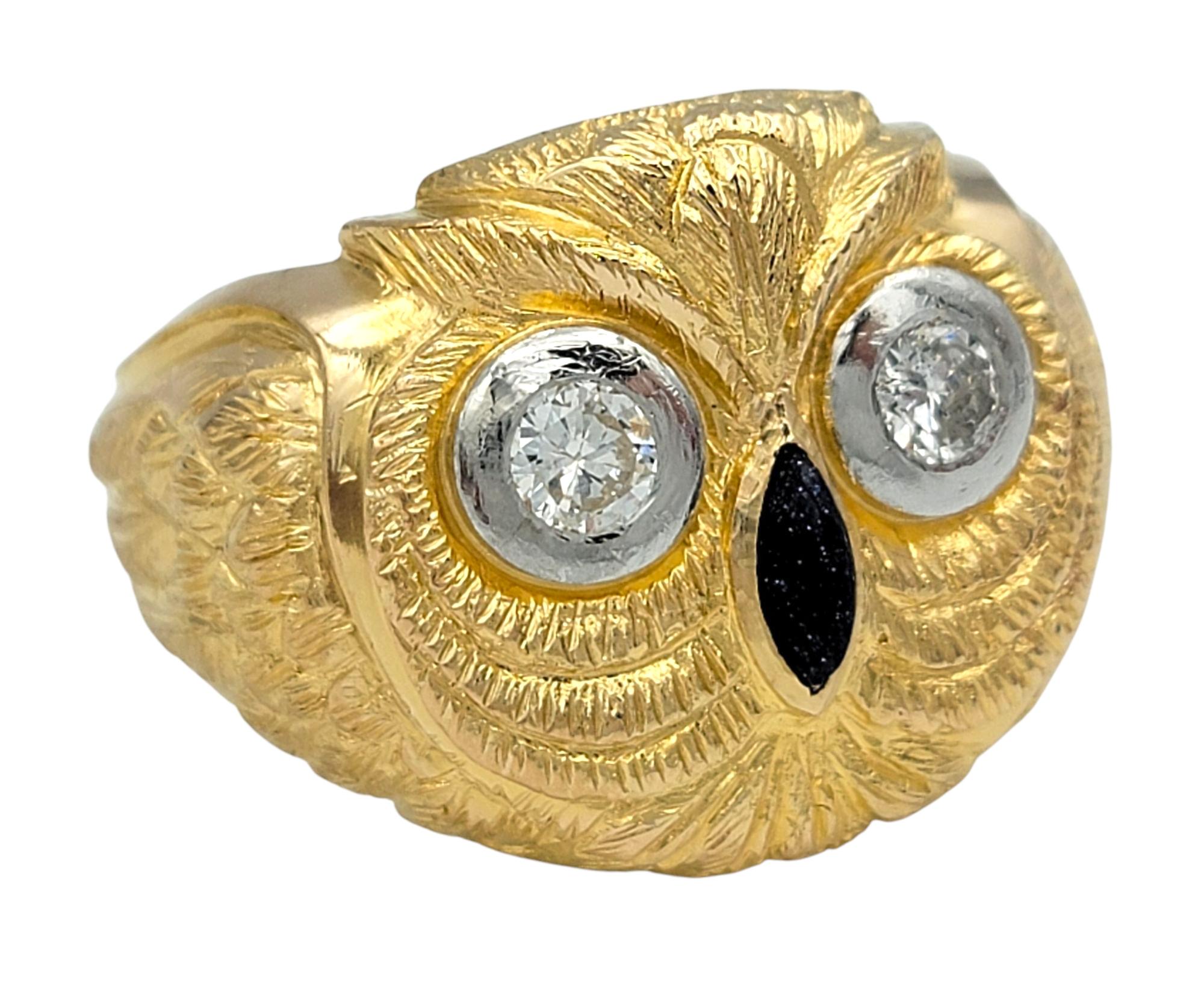 Taille ronde Bague cocktail détaillée en or jaune 18 carats à motif hibou avec yeux ronds de diamants en vente