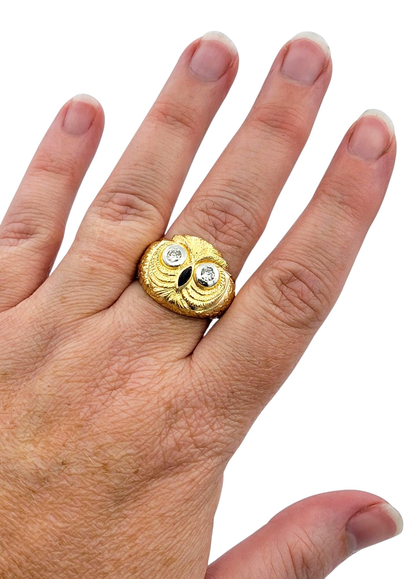 Bague cocktail détaillée en or jaune 18 carats à motif hibou avec yeux ronds de diamants en vente 3