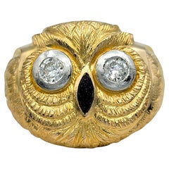 Detaillierter Cocktailring aus 18 Karat Gelbgold mit Eulenmotiv und runden Diamantaugen