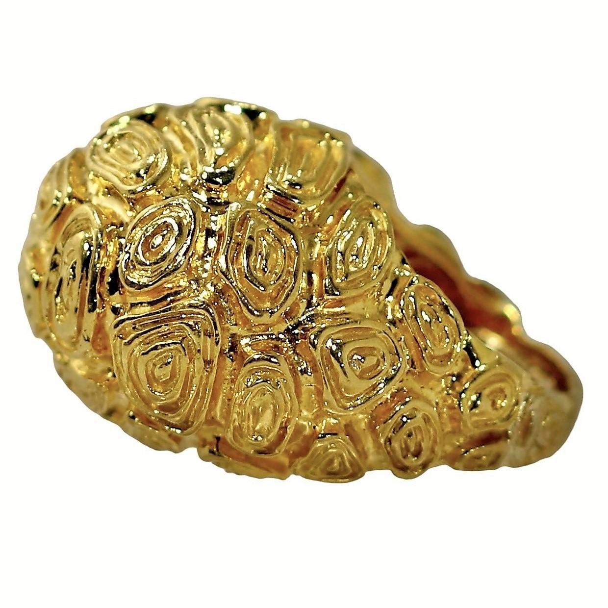 Detailed and Dramatic 18k Yellow Gold Large Scale Modernist Dome Ring In Good Condition For Sale In Palm Beach, FL