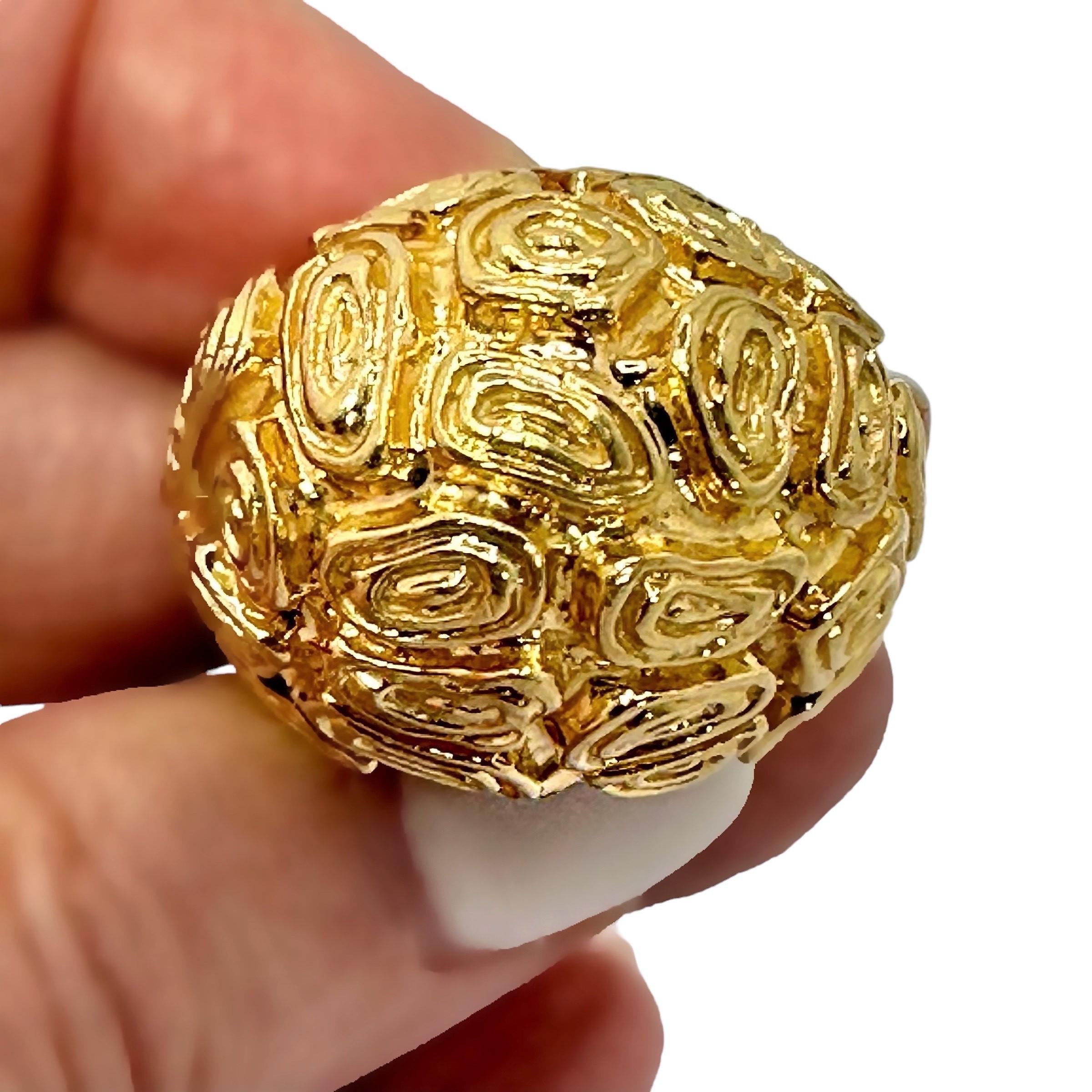 Dettagliato e drammatico anello a cupola modernista di grandi dimensioni in oro giallo 18 ct. in vendita 2