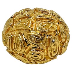 Dettagliato e drammatico anello a cupola modernista di grandi dimensioni in oro giallo 18 ct.
