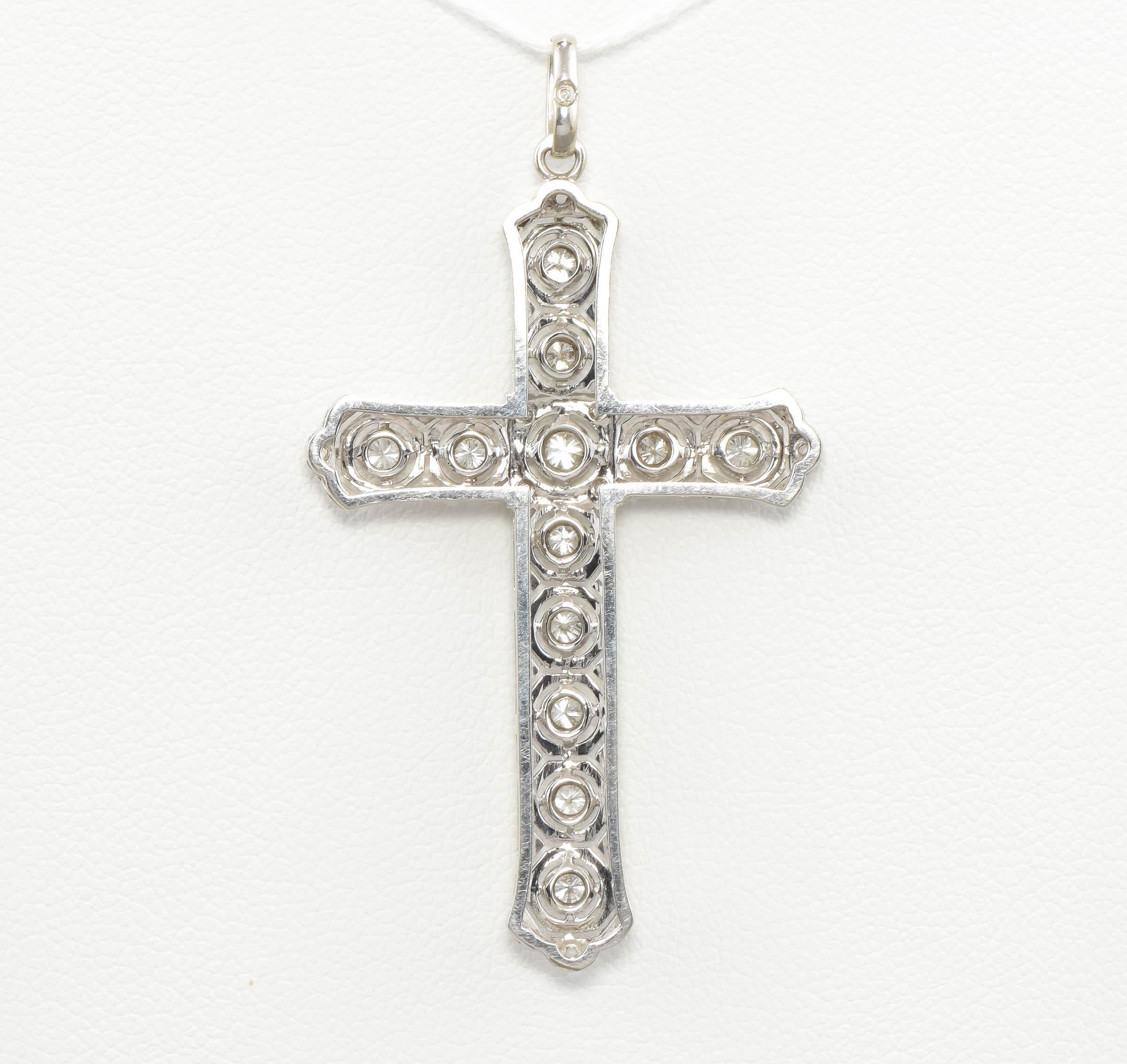 Detailed Art Deco Diamond Cross Pendant in 18K White Gold In Good Condition For Sale In Danvers, MA