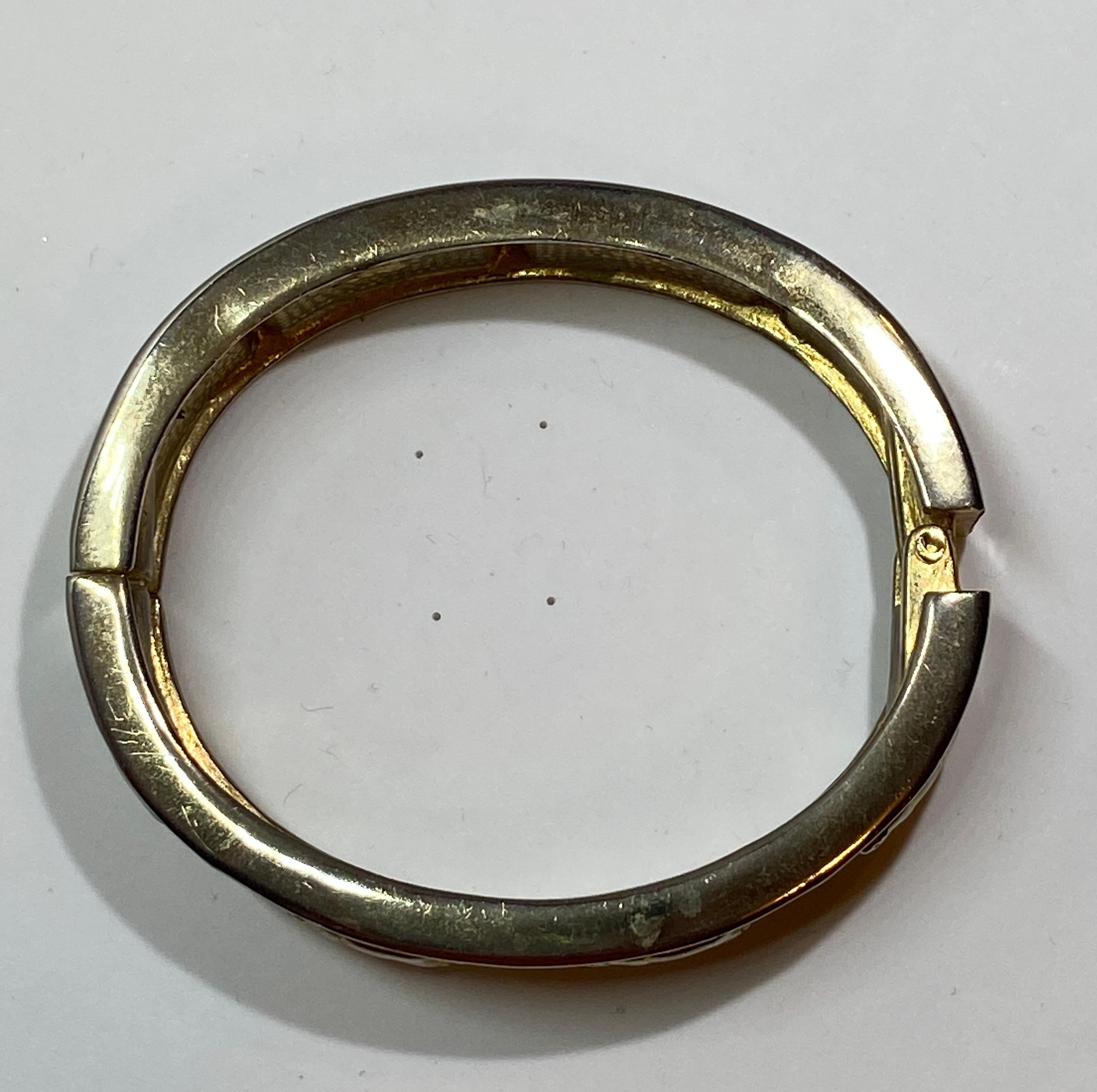 Diese wundervoll detaillierte barocke Kombination aus poliertem Gold und silbernen Beschlägen wird durch mikroskopisch kleine Tiere akzentuiert, die das Armband umgeben. Der Verschluss hat einen magnetischen Klick beim Öffnen und Schließen des