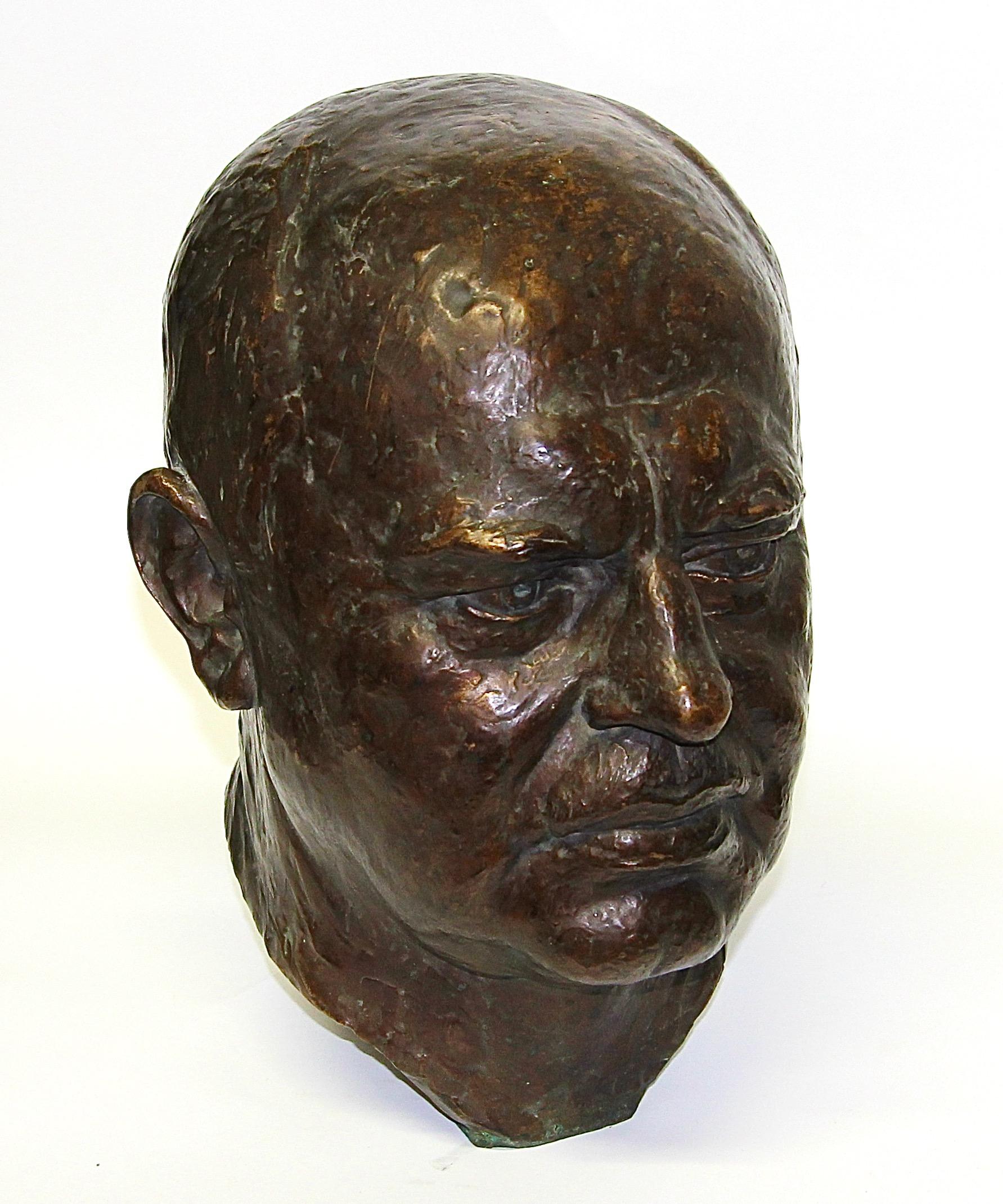 Detaillierte Bronzebüste, Skulptur eines Mannes, von Felix Georg Pfeifer, 1929

Felix Georg Pfeifer (geboren am 9. November 1871 in Leipzig; gestorben am 6. März 1945 dort) war ein deutscher Bildhauer und Medailleur.