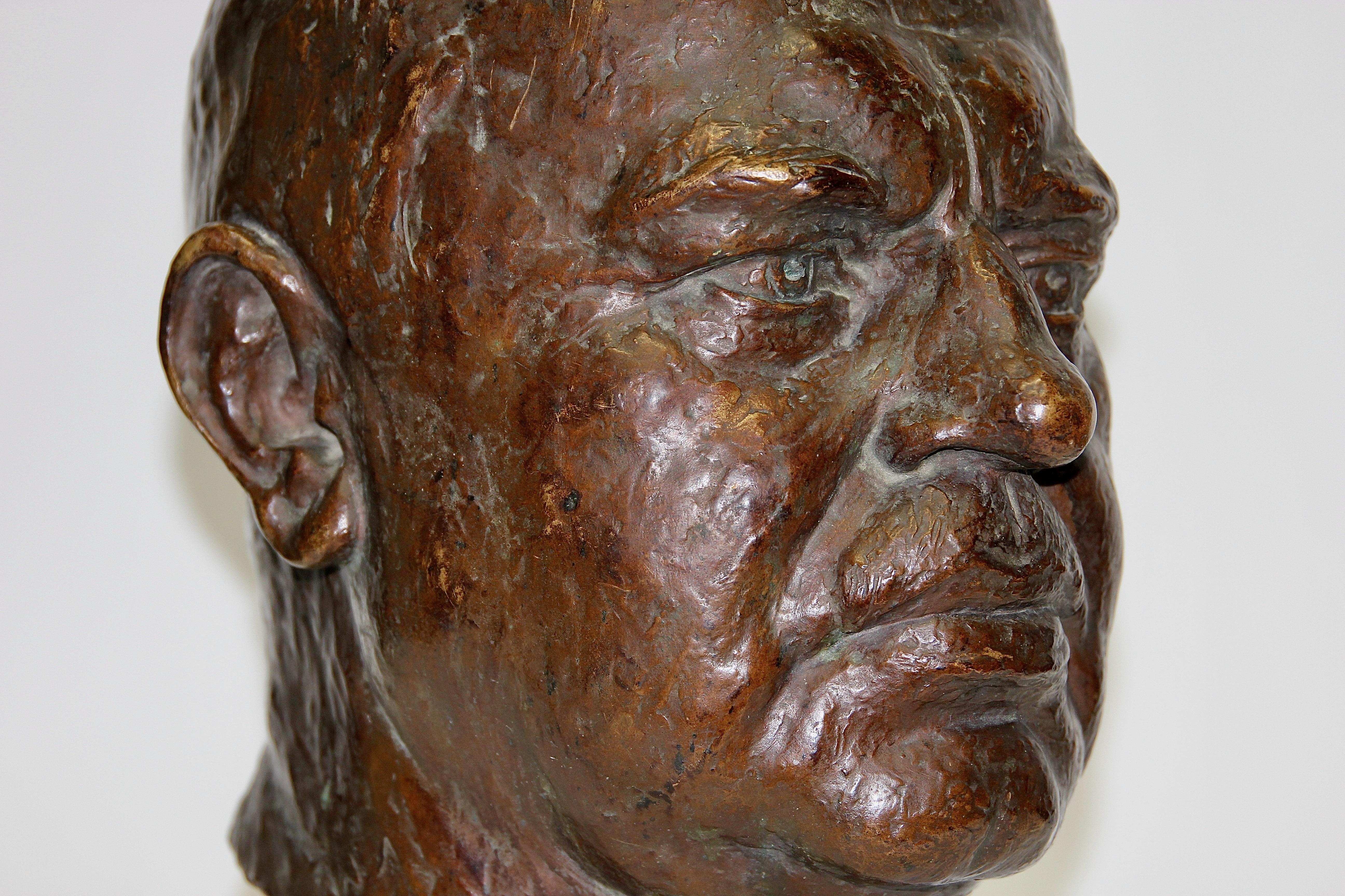 Bronzebüste eines Mannes, detaillierte Skulptur, Felix Georg Pfeifer, 1929 (Gehämmert) im Angebot