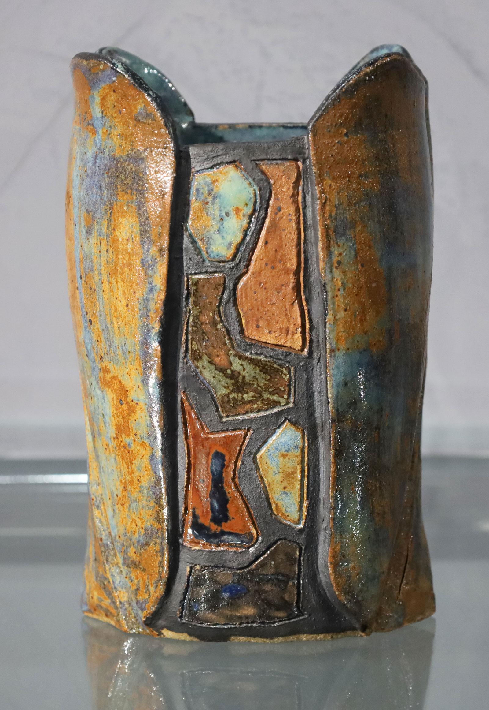 Detaillierte Keramikvase, unleserlich signiert, dtd. 2011 (Organische Moderne) im Angebot