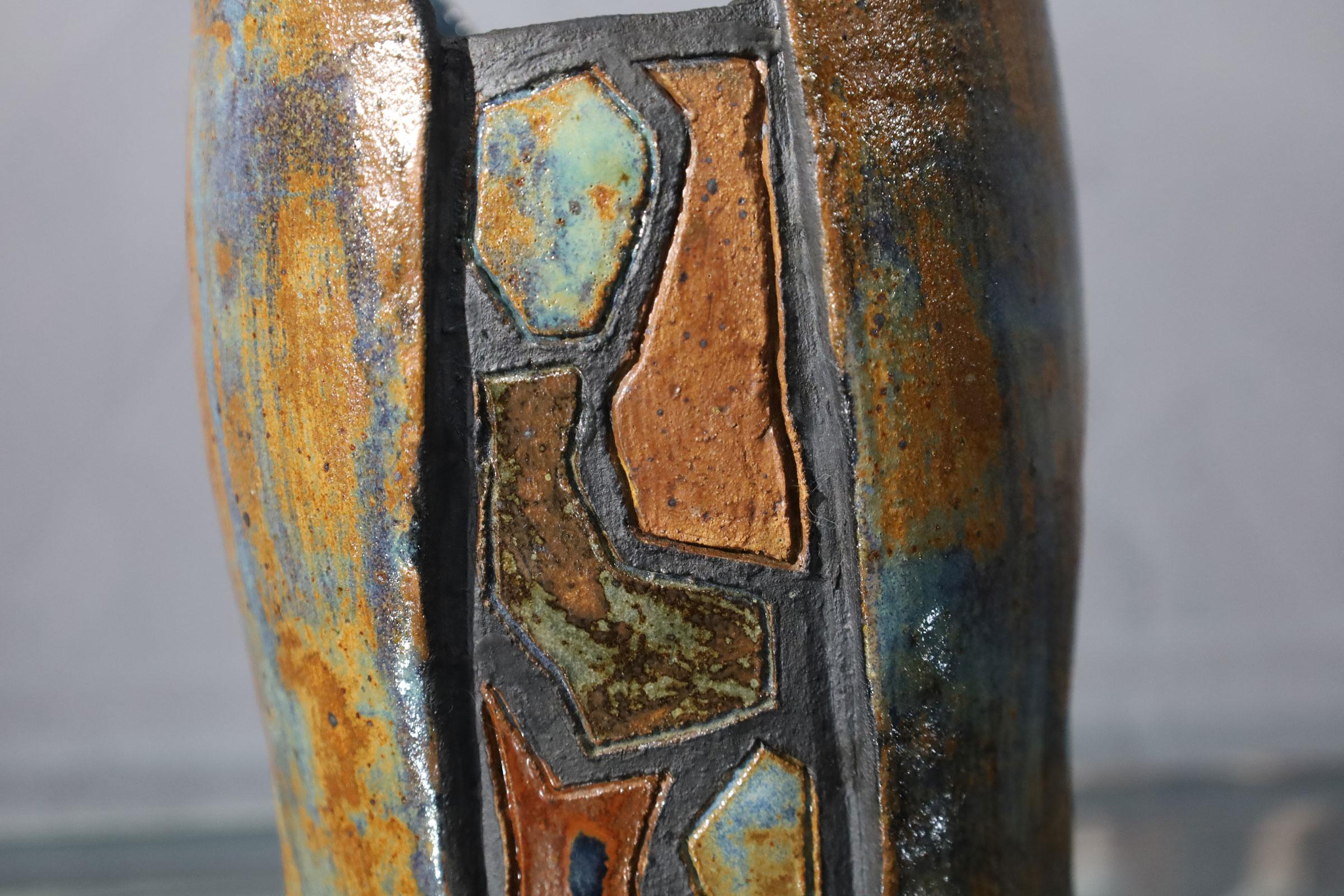 Detaillierte Keramikvase, unleserlich signiert, dtd. 2011 im Angebot 1