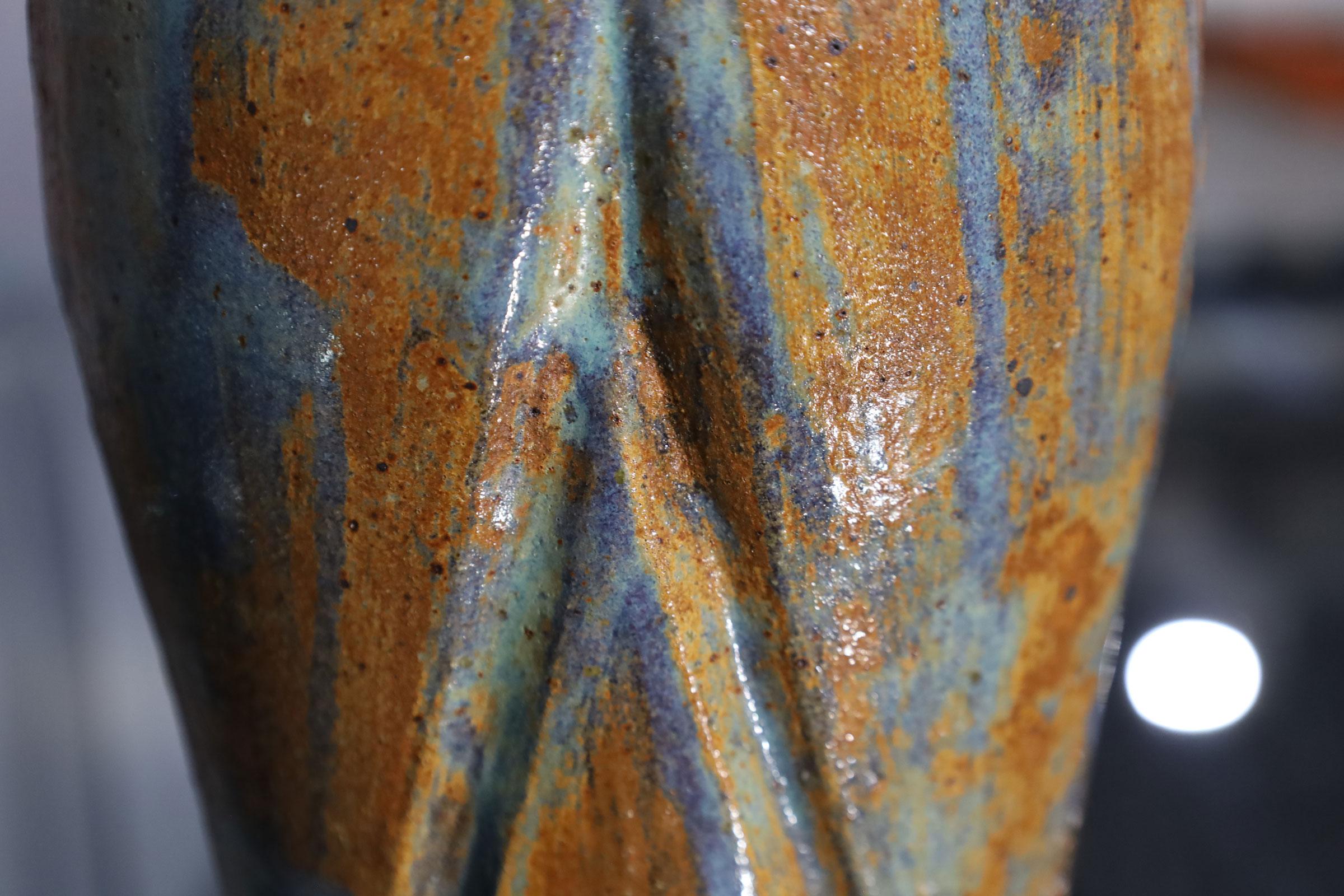 Detaillierte Keramikvase, unleserlich signiert, dtd. 2011 im Angebot 2