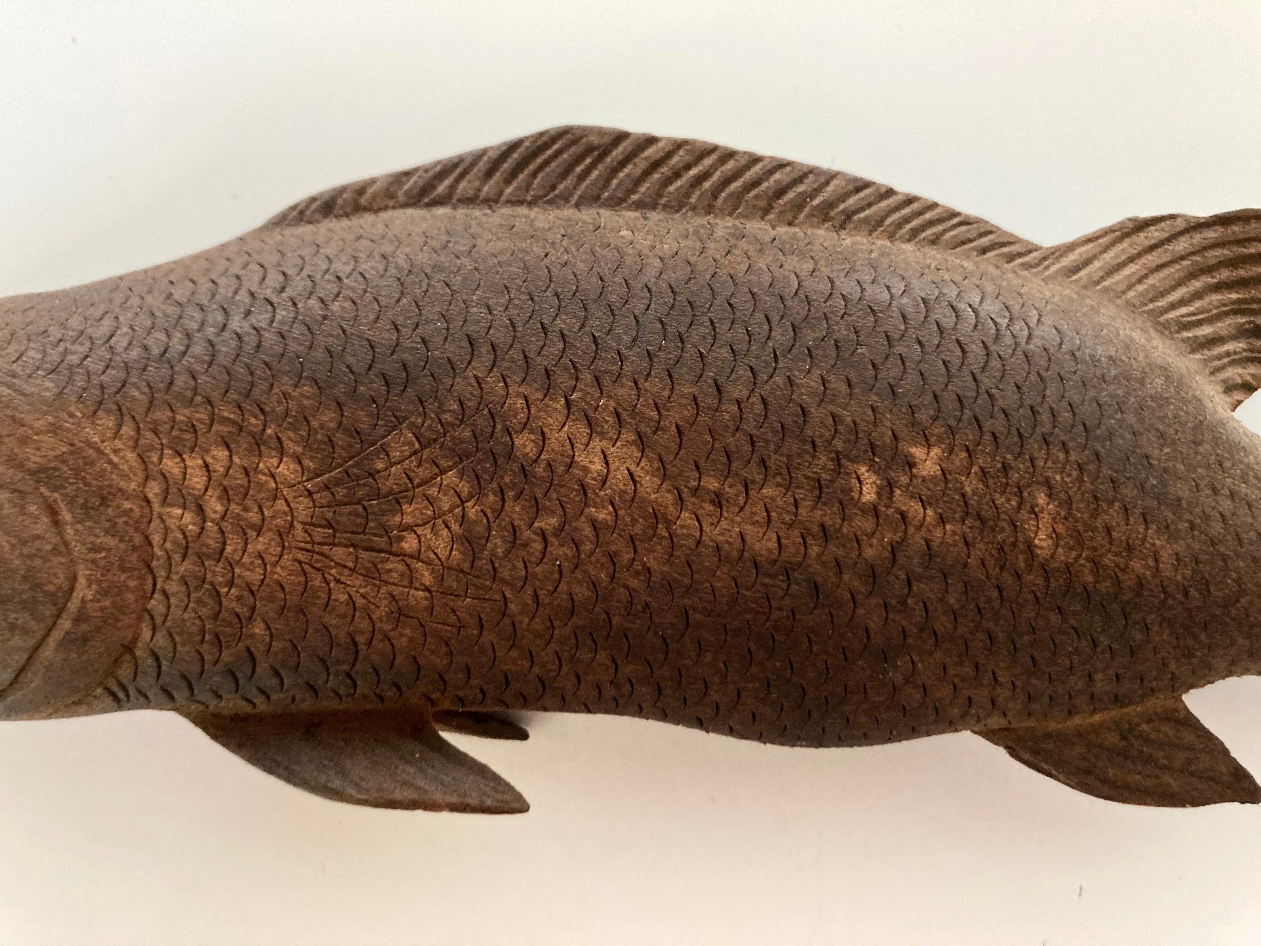 Scultura di pesce in Wood intagliata a mano e ricca di dettagli in vendita 3