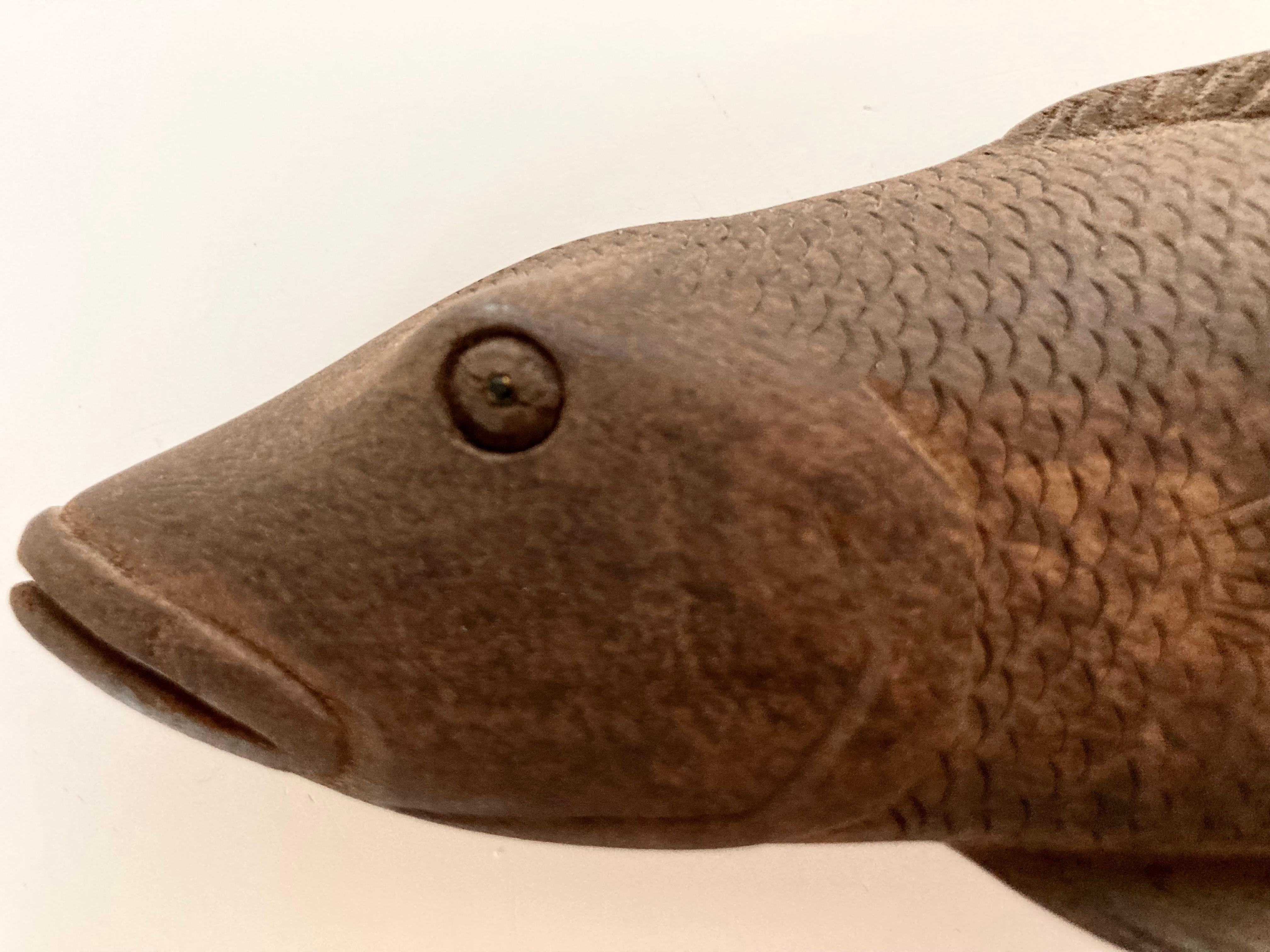 Scultura di pesce in Wood intagliata a mano e ricca di dettagli in vendita 4