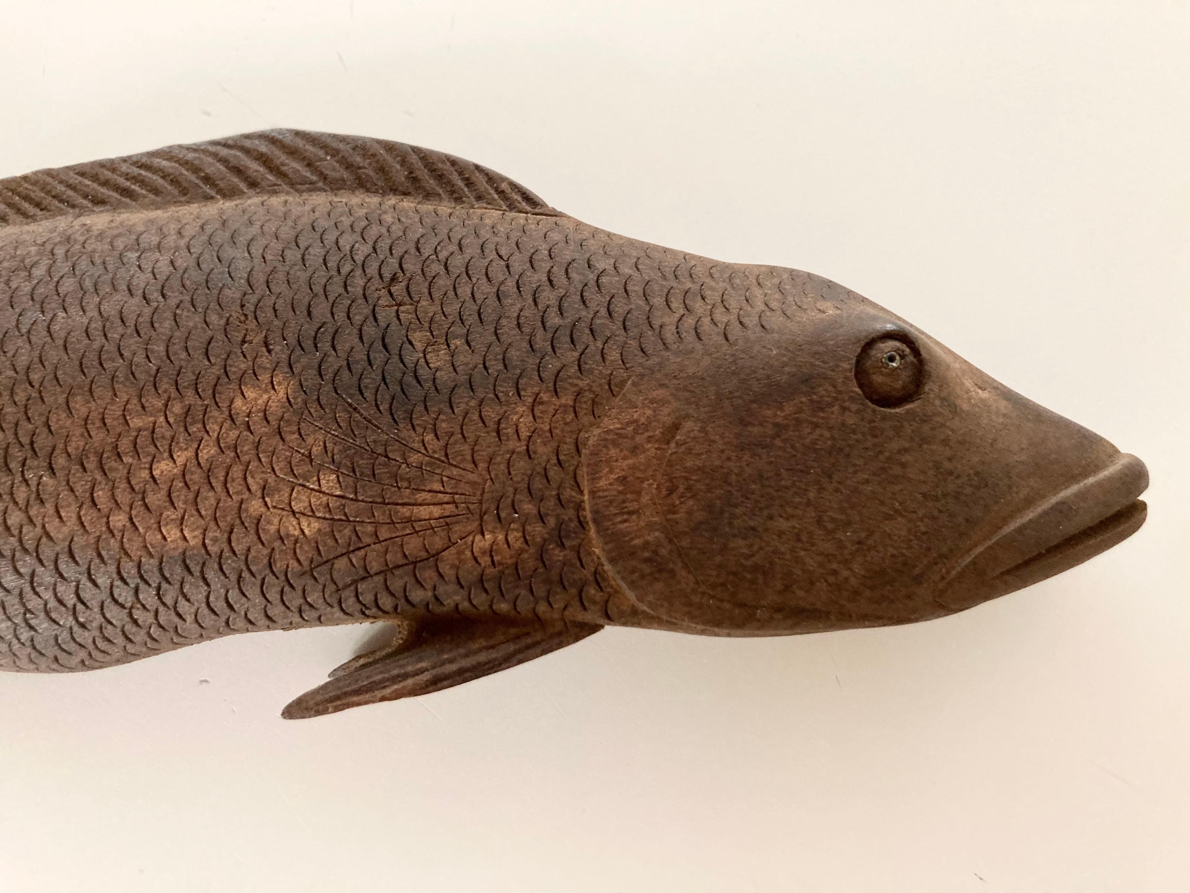 Una scultura di pesce in Wood finemente lavorata e curata nei minimi dettagli. Abilmente intagliato  in un legno di Wood scuro e profondo, ci sono centinaia di scaglie individuali e l'attenzione ai dettagli è notevole. Forse di origine russa con un