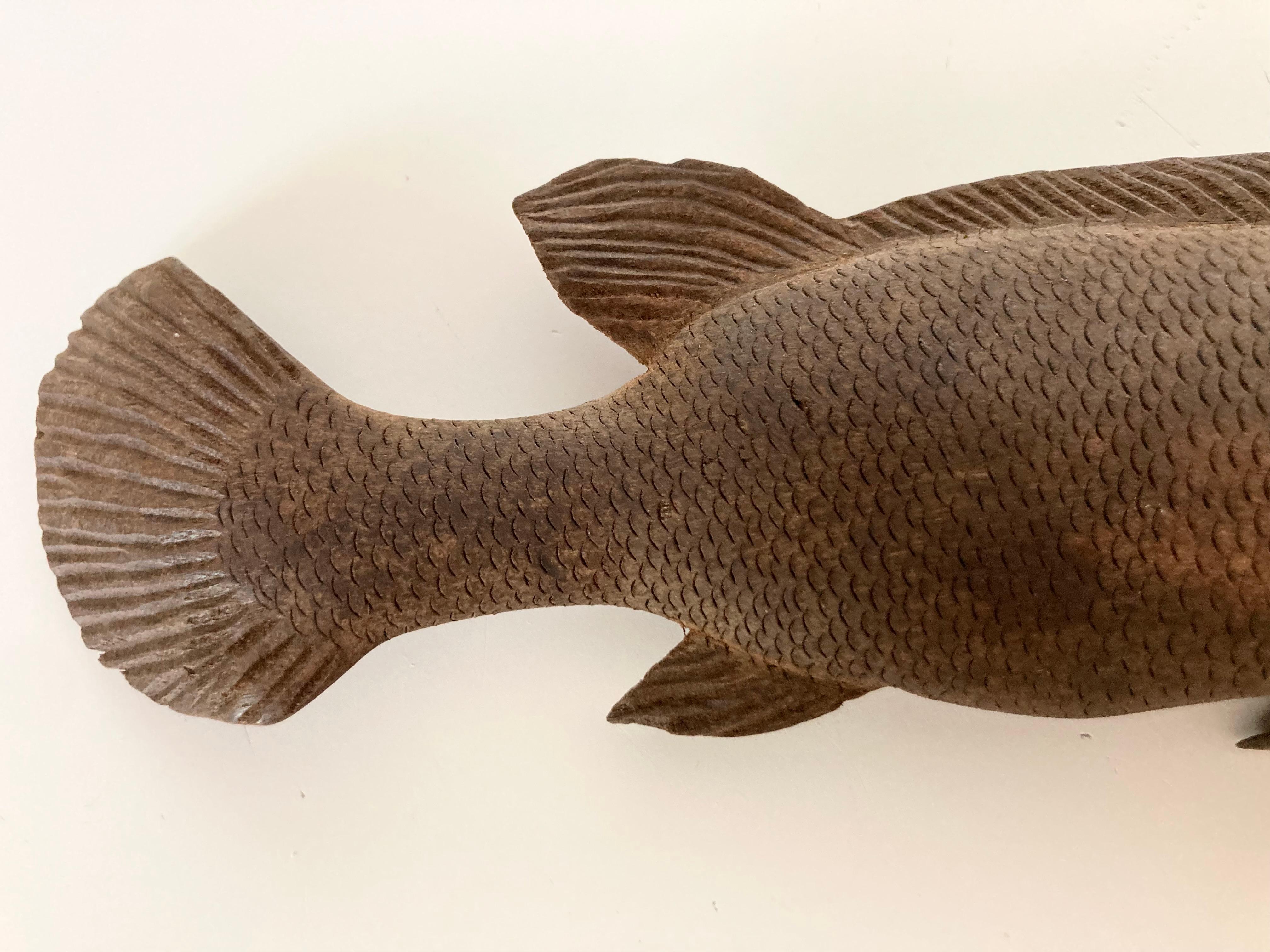 Arte popolare Scultura di pesce in Wood intagliata a mano e ricca di dettagli in vendita