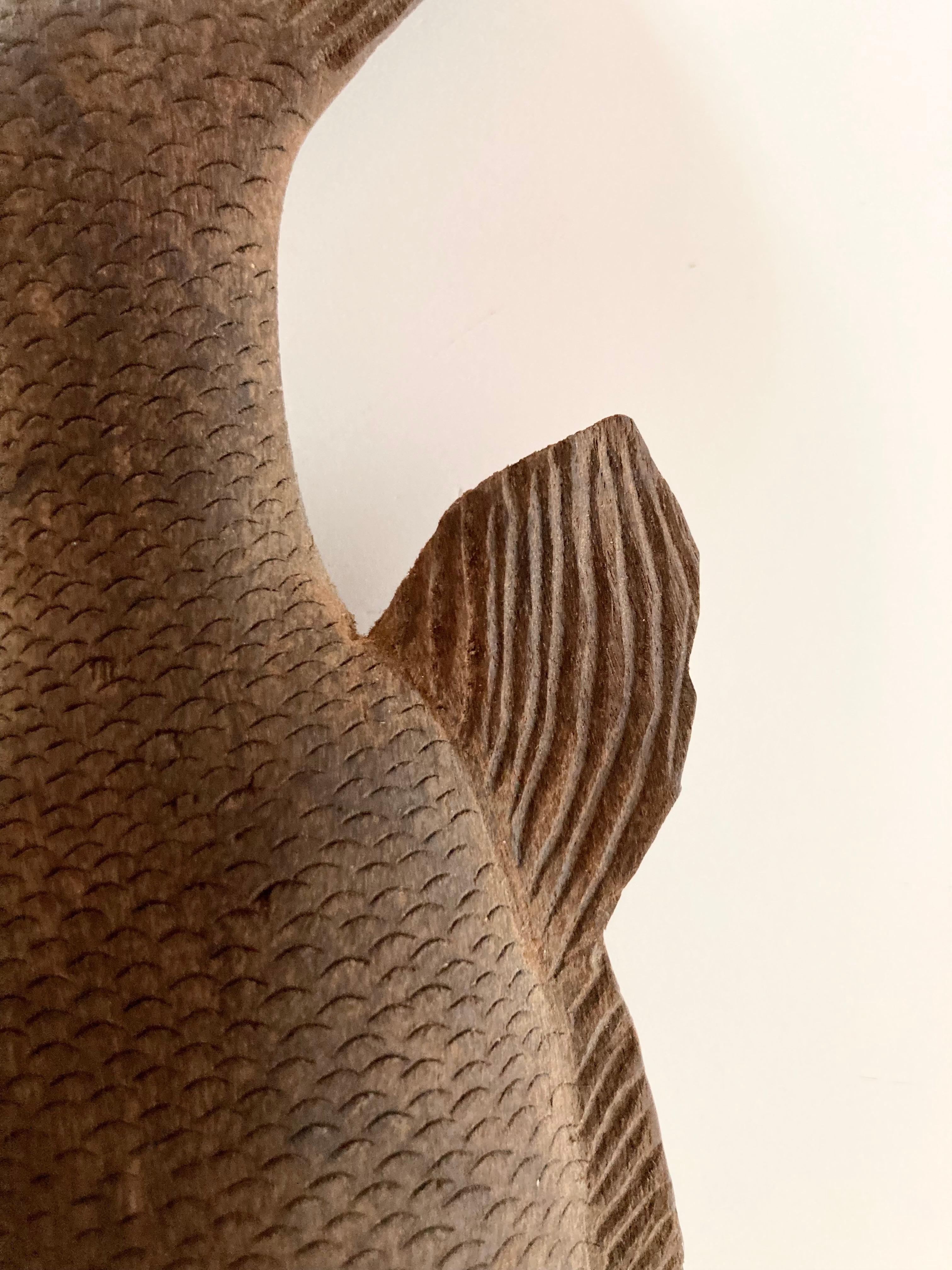 Intagliato a mano Scultura di pesce in Wood intagliata a mano e ricca di dettagli in vendita