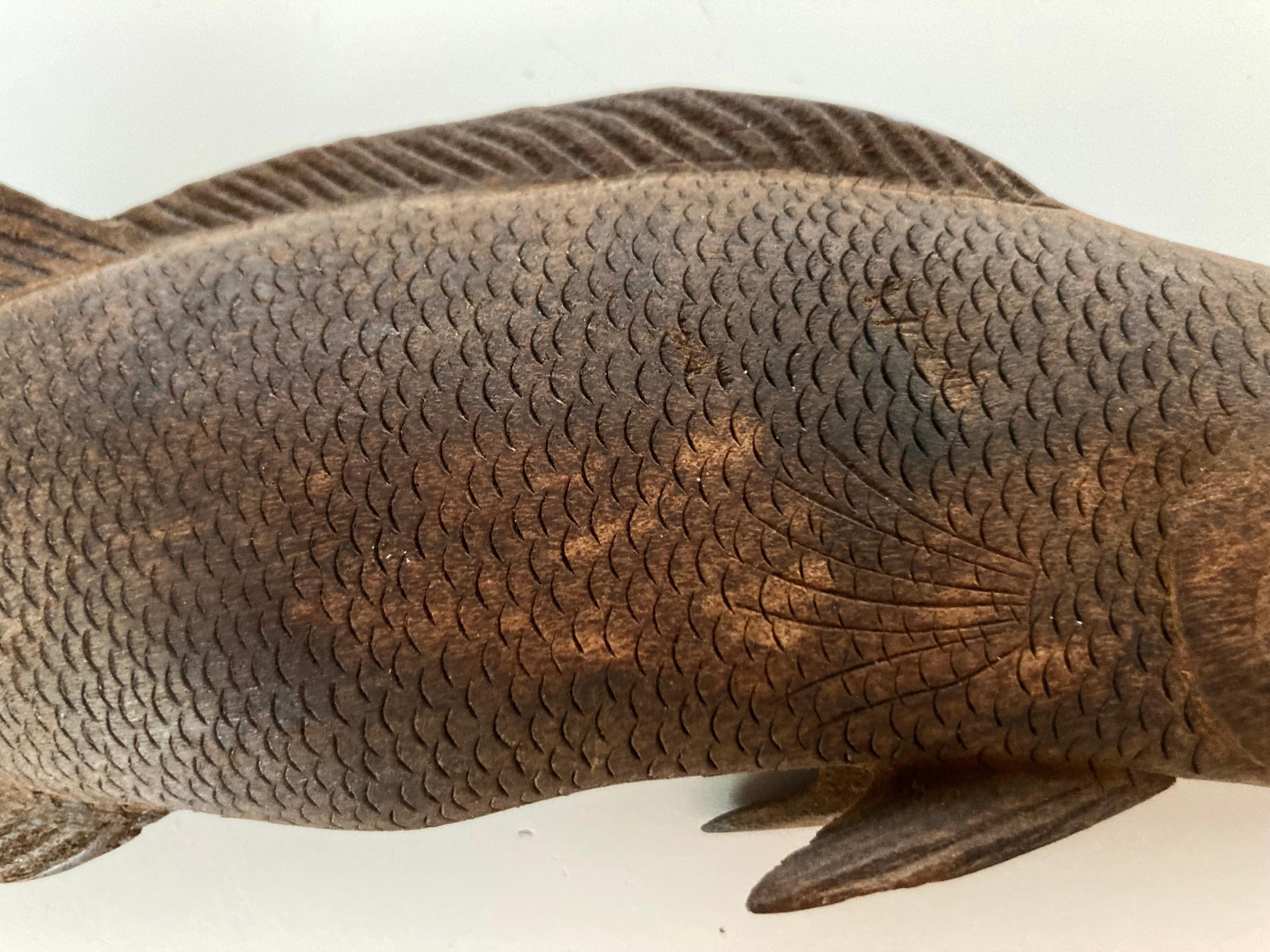 Scultura di pesce in Wood intagliata a mano e ricca di dettagli In condizioni discrete in vendita a Bridgeport, CT