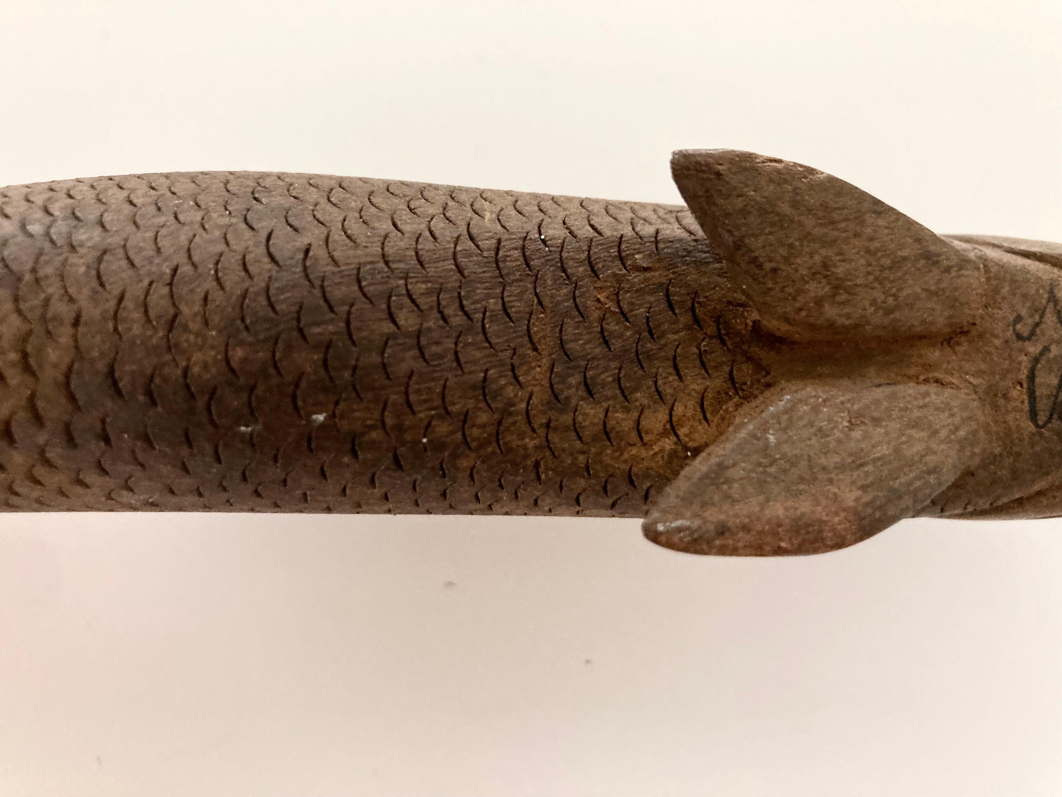 Legno Scultura di pesce in Wood intagliata a mano e ricca di dettagli in vendita