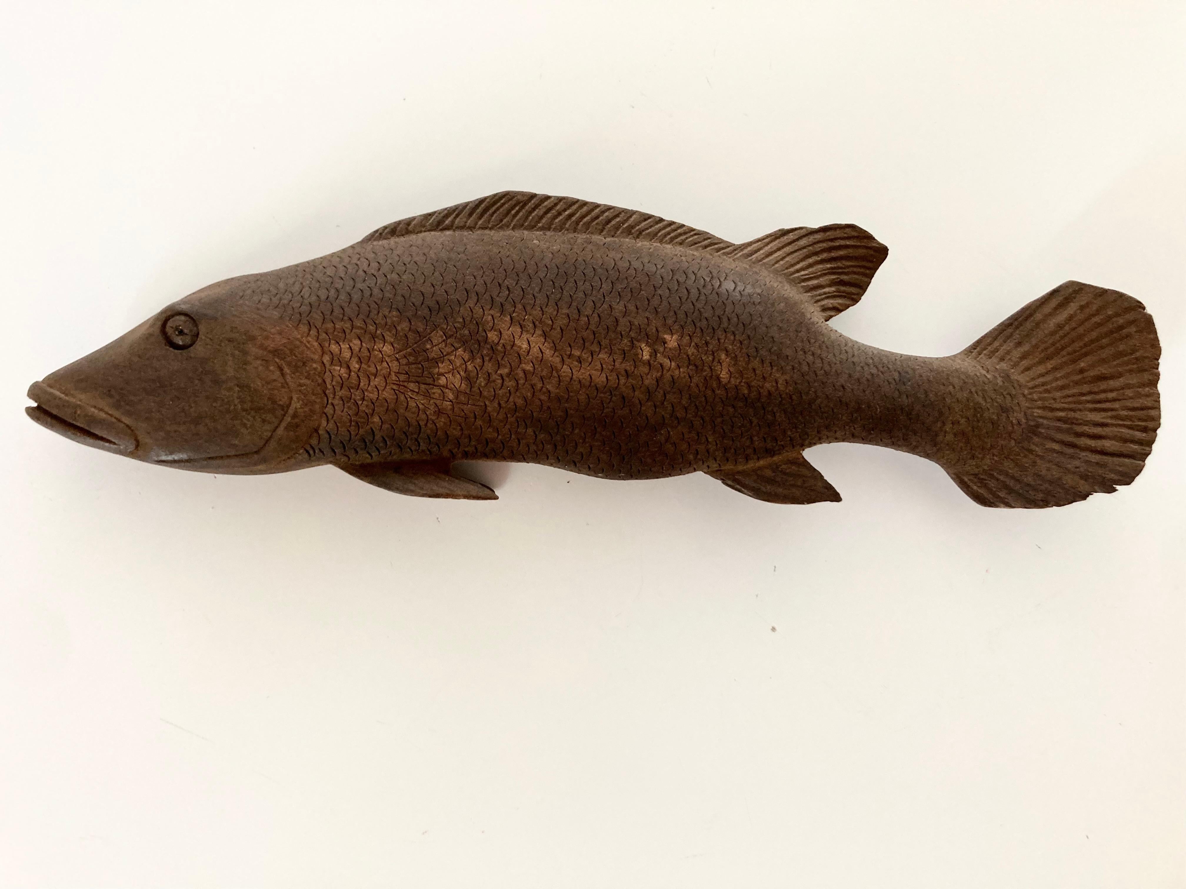 Scultura di pesce in Wood intagliata a mano e ricca di dettagli in vendita 2