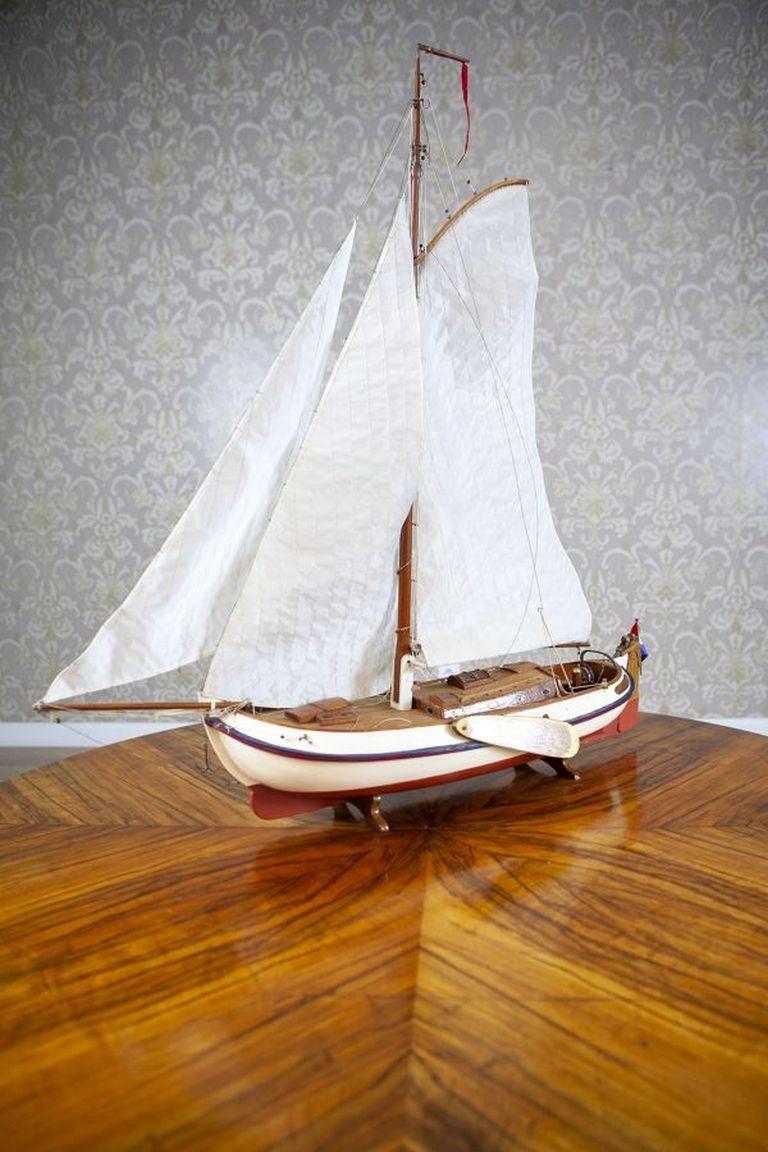 Modèle de bateau à voile néerlandais des années 1930-1940

Modèle fidèlement reproduit d'un navire datant de l'entre-deux-guerres du XXe siècle. En très bon état.
