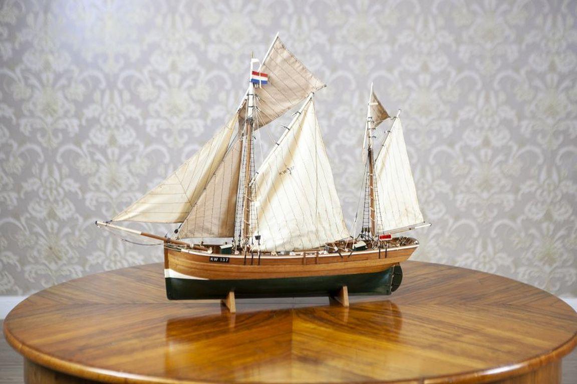 Detailed Model of Dutch Sailing Ship From the 1930s-1940s In Good Condition For Sale In Opole, PL