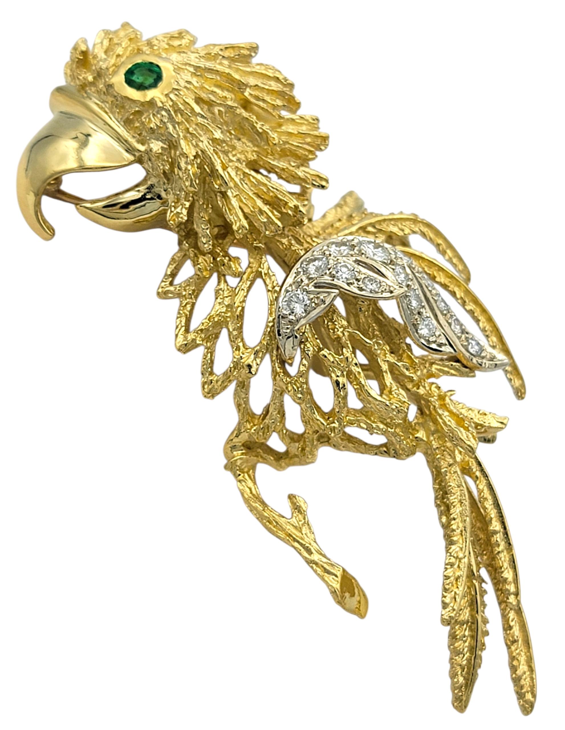 Réalisée avec une attention méticuleuse aux détails, cette broche en forme de perroquet exsude charme et sophistication en or jaune et blanc 18 carats rayonnant. Son corps est texturé de manière complexe pour imiter les plumes délicates, chaque