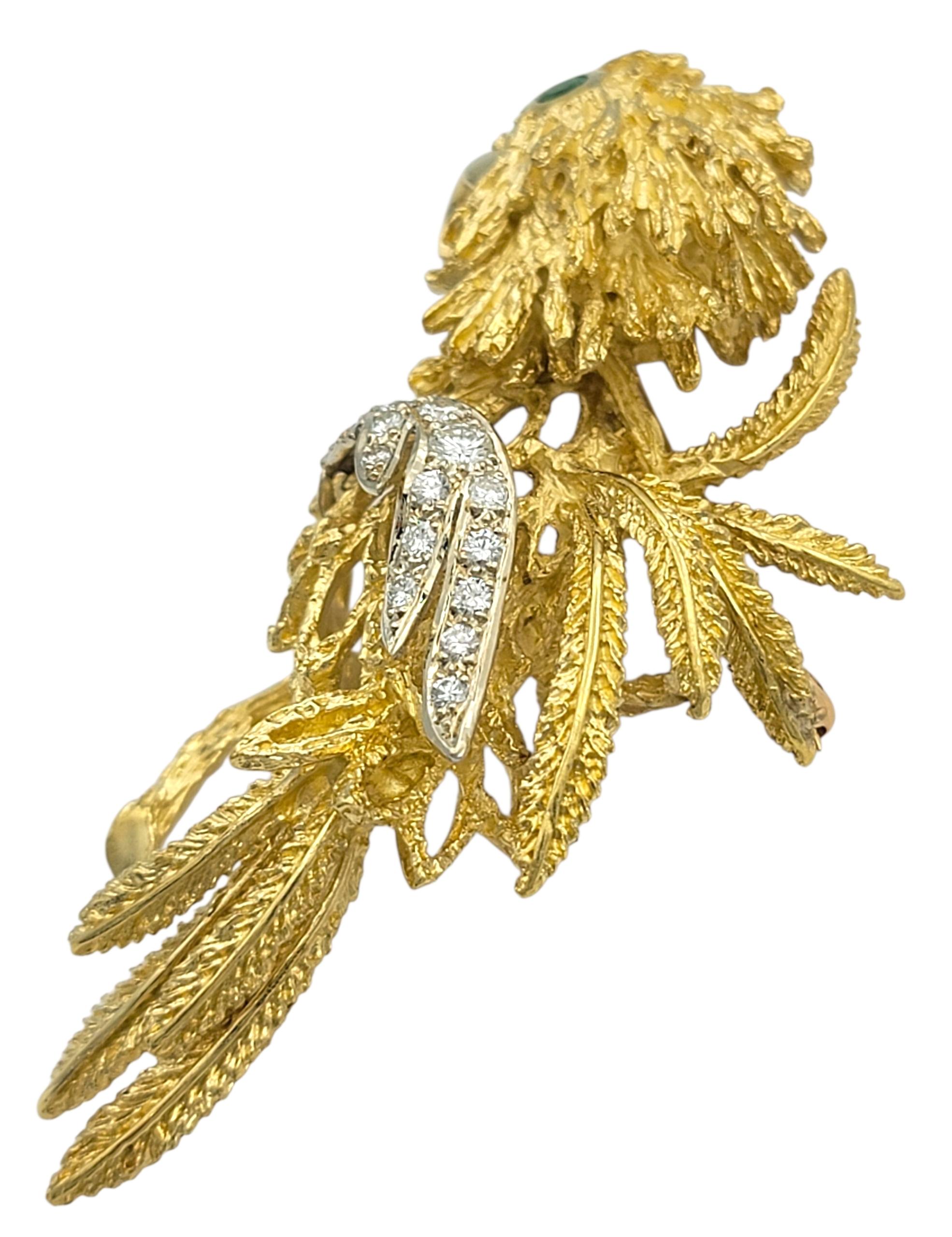 Contemporain Broche perroquet détaillée avec œil d'émeraude et diamants en or bicolore 18 carats en vente