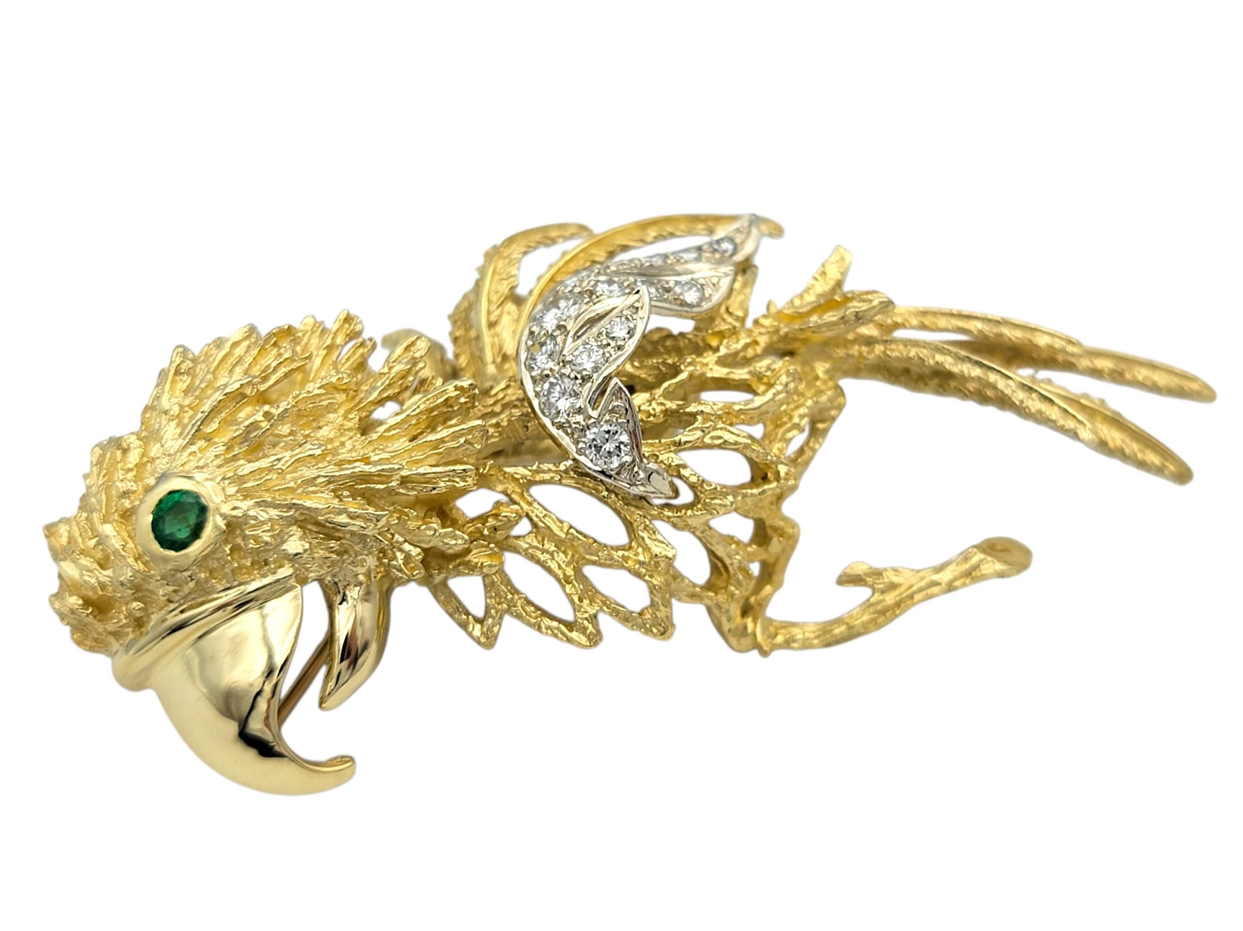 Taille ronde Broche perroquet détaillée avec œil d'émeraude et diamants en or bicolore 18 carats en vente
