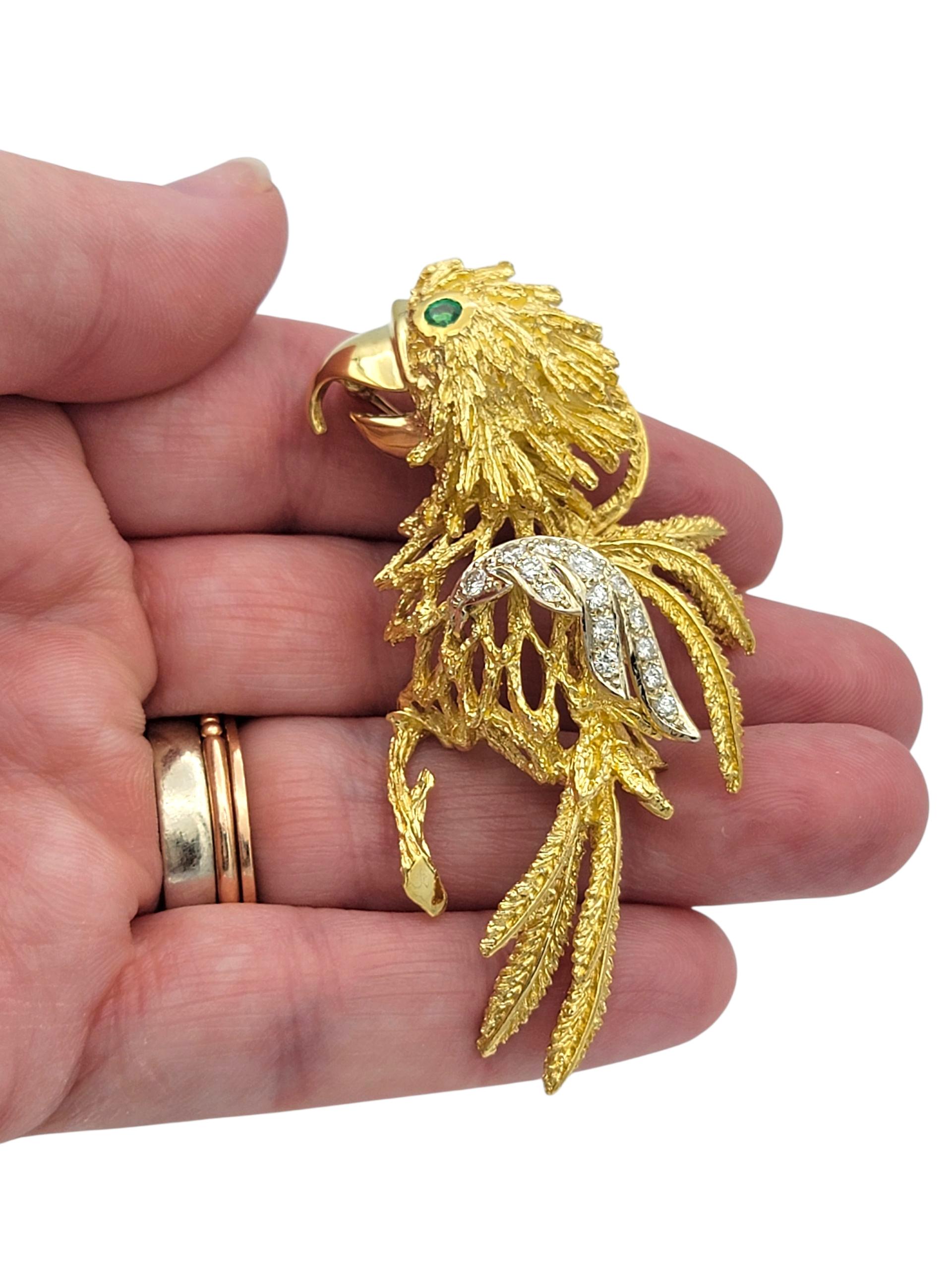 Broche perroquet détaillée avec œil d'émeraude et diamants en or bicolore 18 carats en vente 2