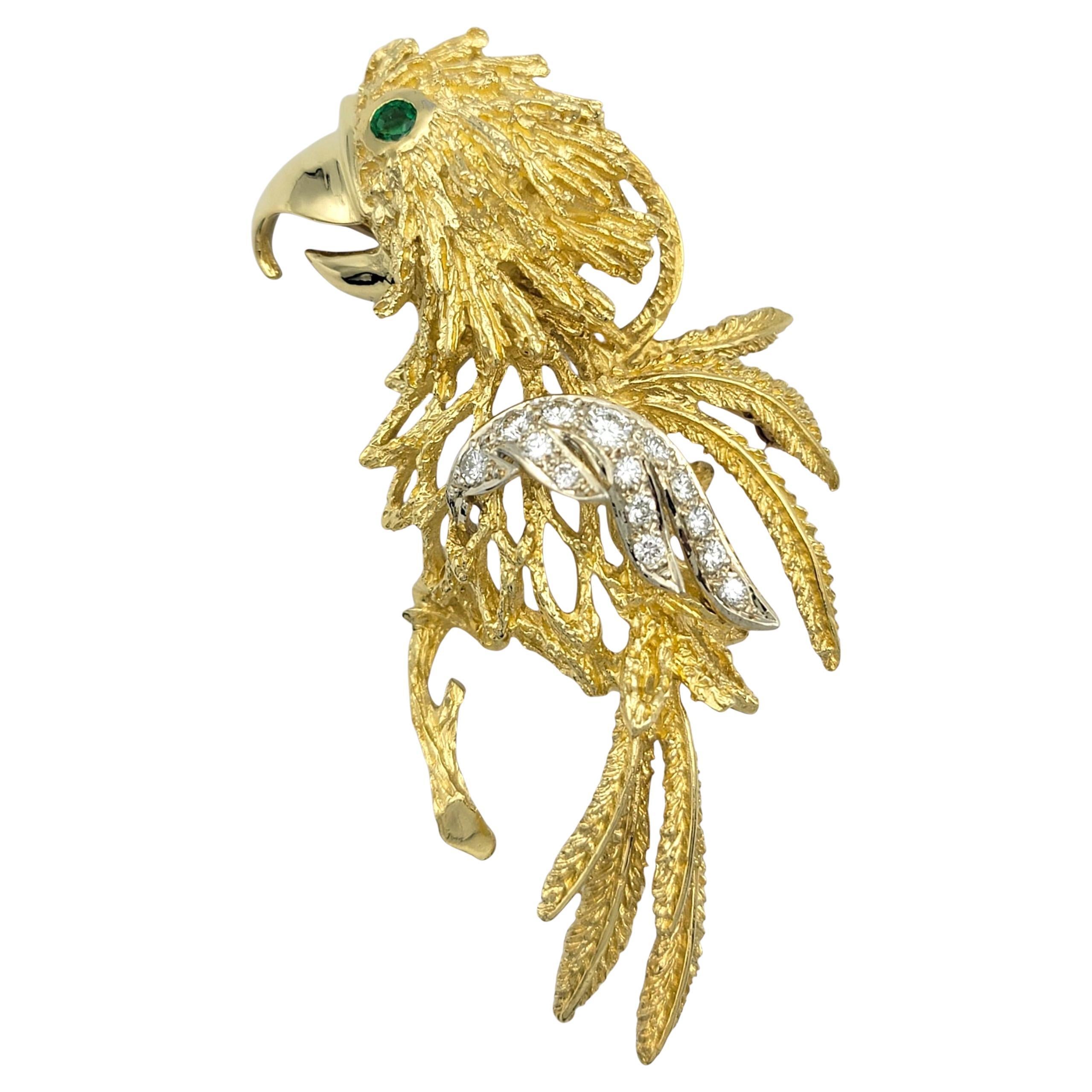 Broche perroquet détaillée avec œil d'émeraude et diamants en or bicolore 18 carats en vente