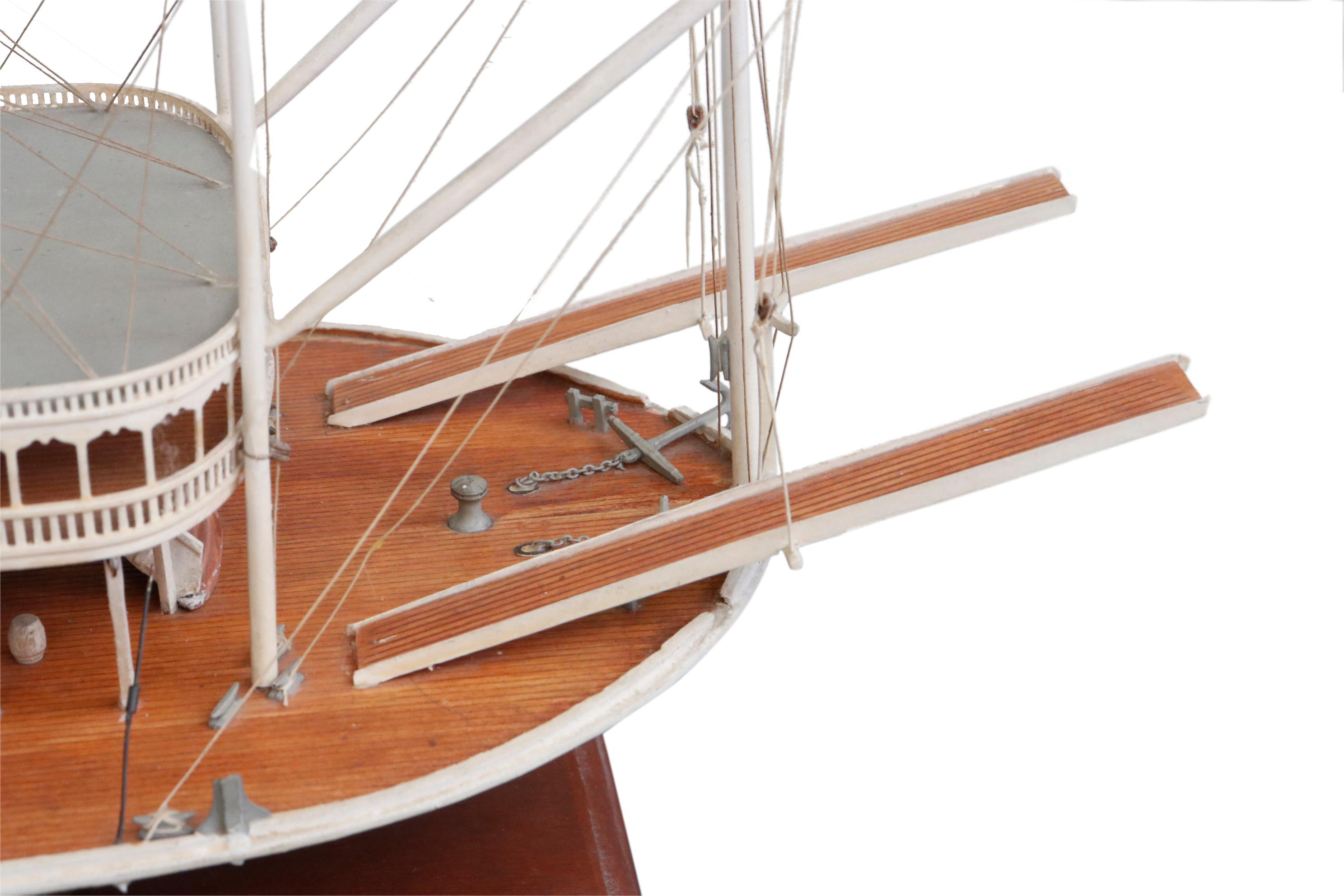 Detailed Replica of the ROBERT E. LEE: Paddle Wheeler 3