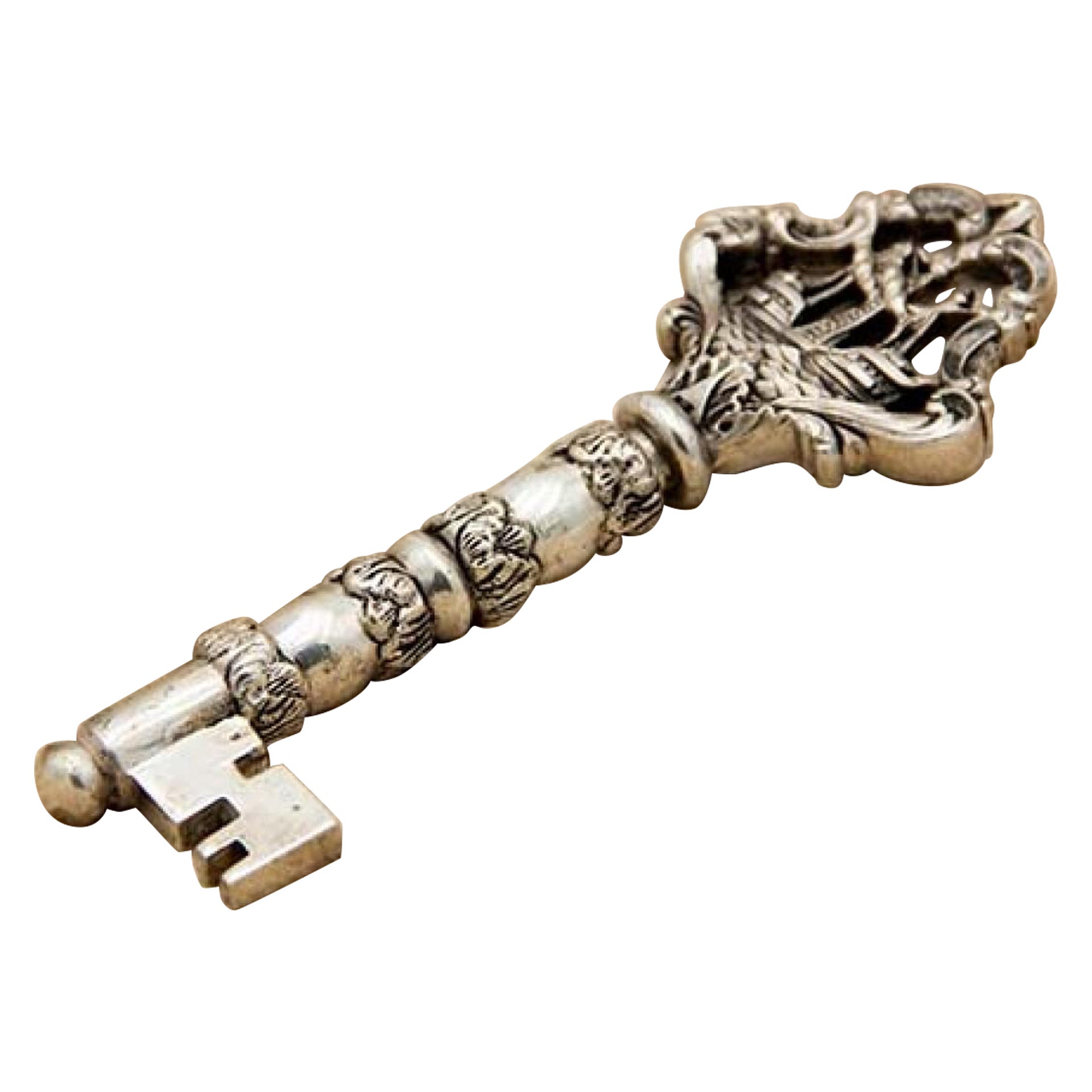 Key Detail en argent avec reliefs et galion découpé