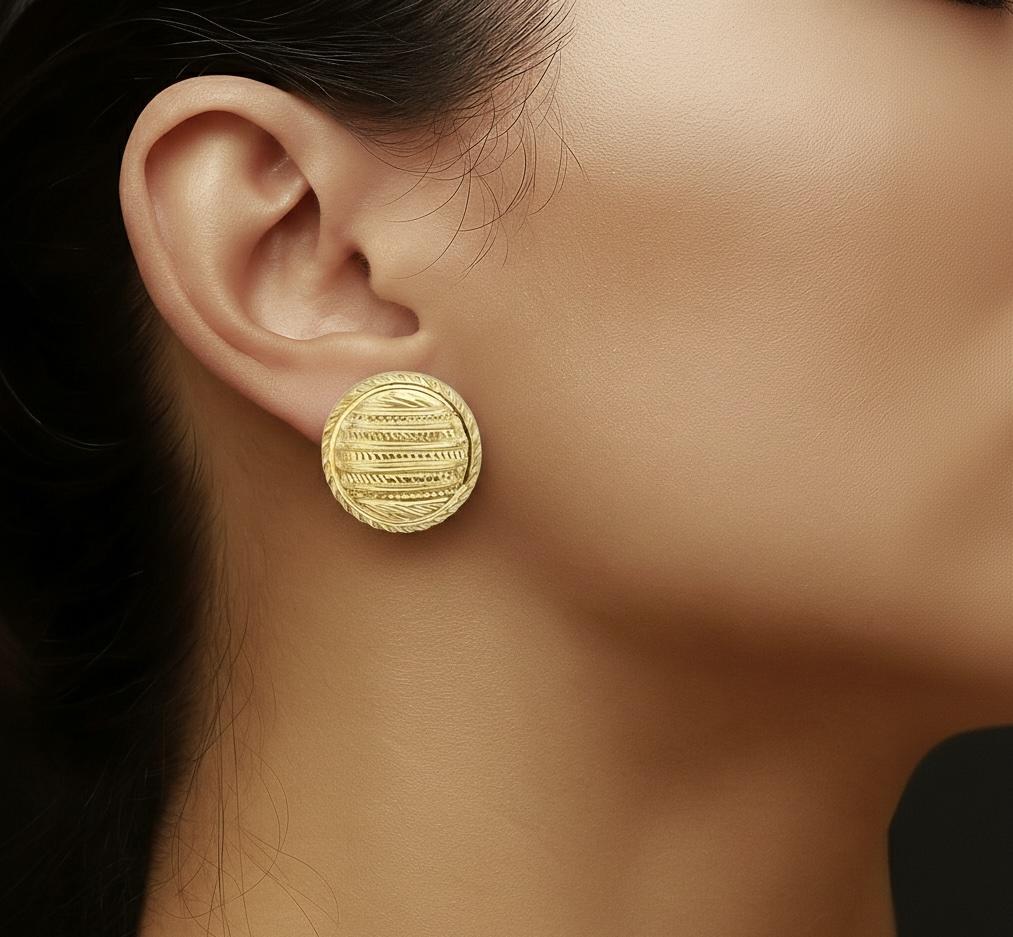 ♥ Sommaire du produit ♥

Détails : Grandes boucles d'oreilles rondes matelassées verticales détaillées
MATERIAL : Or jaune 14k
Dimensions : 24MM
Poids : 7,5 grammes
Fermeture : Omega Clip-On

Les boucles d'oreilles sont en or jaune 14k massif, non